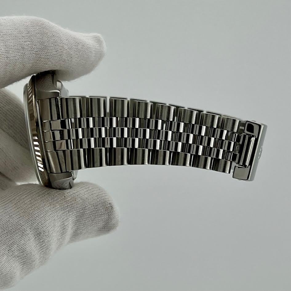 Numéro de style : 16234



Série : Y30****



Année : 2002

 

Modèle : Rolex Datejust

 

Matériau du boîtier : Acier inoxydable 

 

Bracelet : acier inoxydable Jubilee

  

Lunette : or blanc 18k cannelé 

  

Cadran : Cadran à chiffres romains