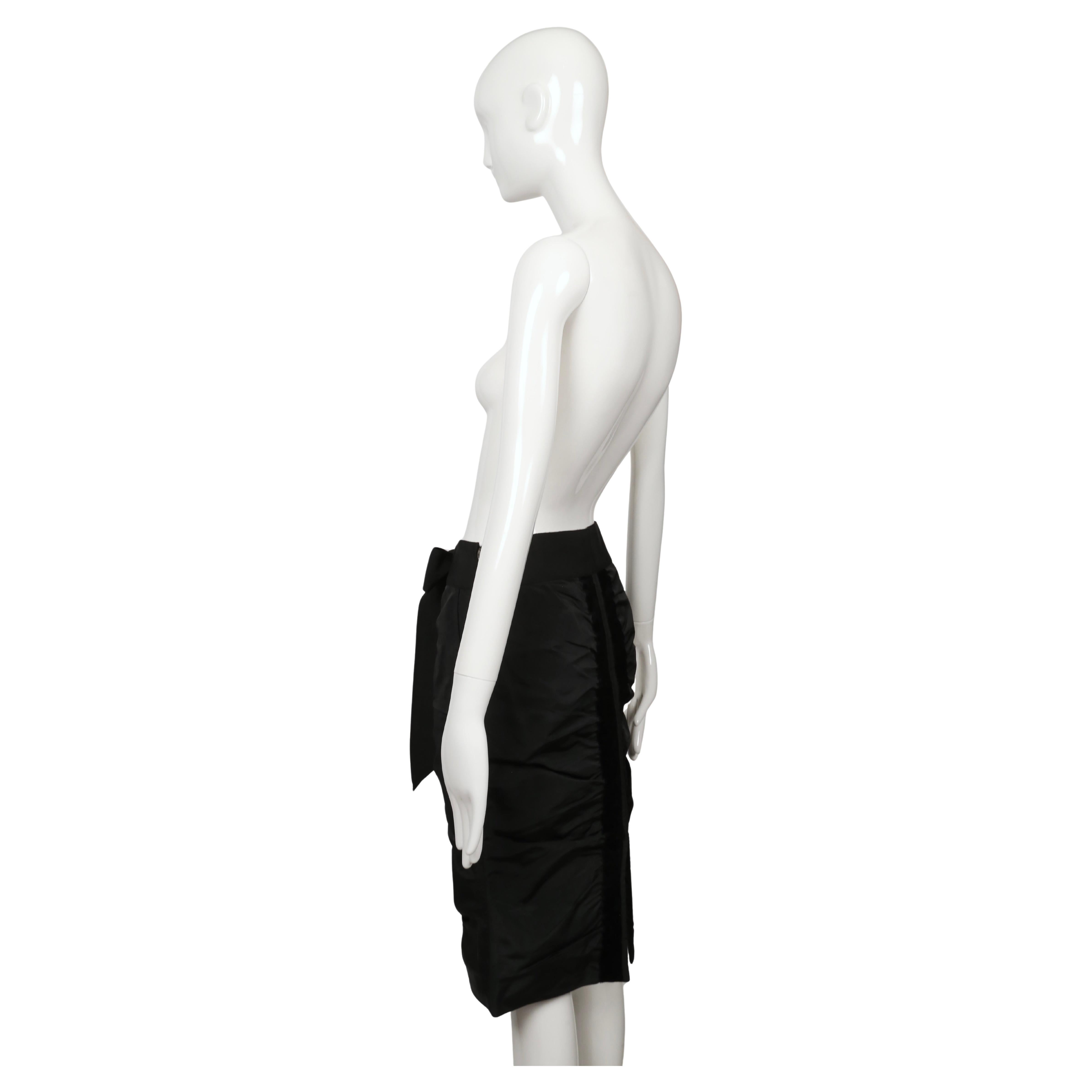 2002 Gonna RUNWAY nera di Tom Ford for Yves Saint Laurent con rifiniture in velluto in vendita 5