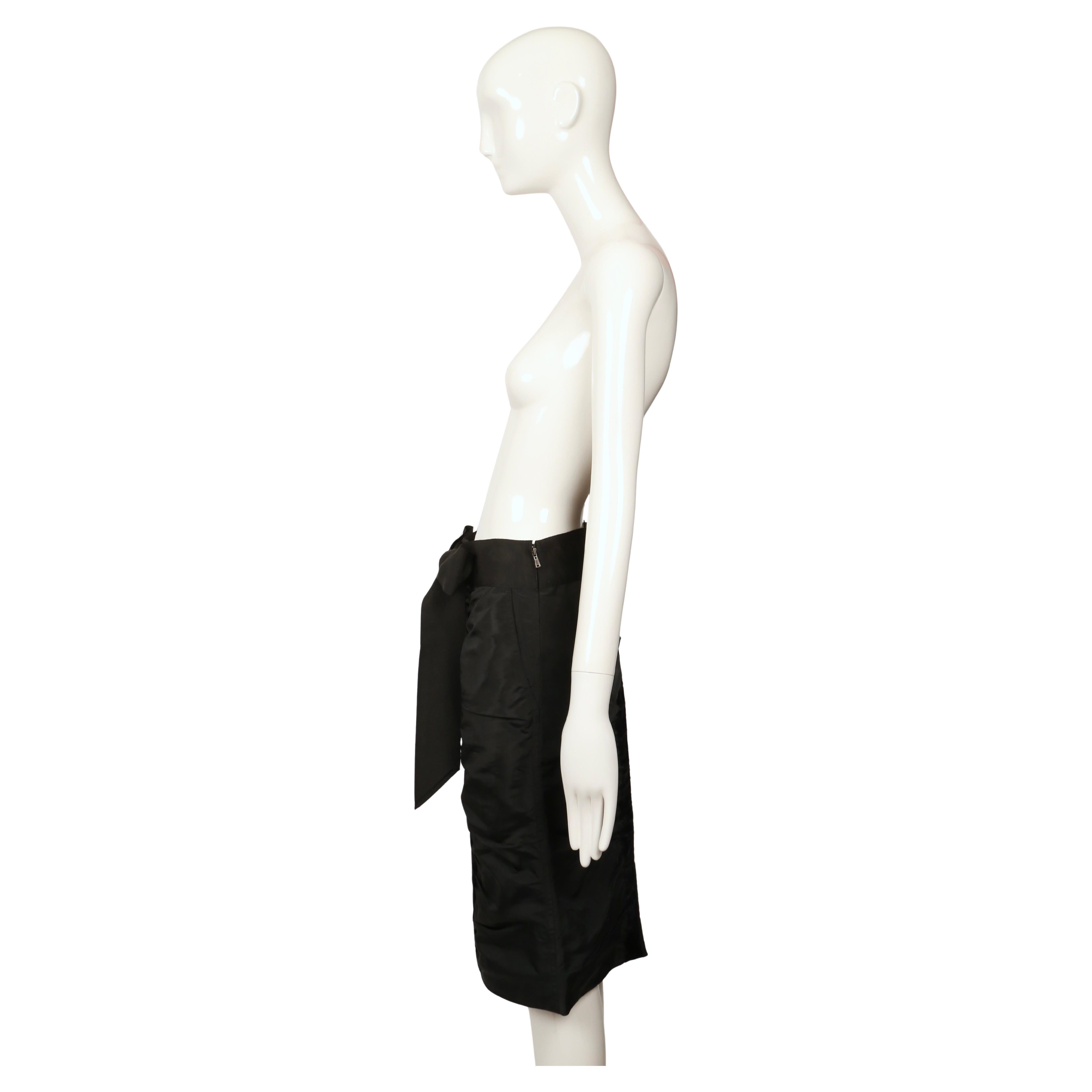 2002 Gonna RUNWAY nera di Tom Ford for Yves Saint Laurent con rifiniture in velluto in vendita 2