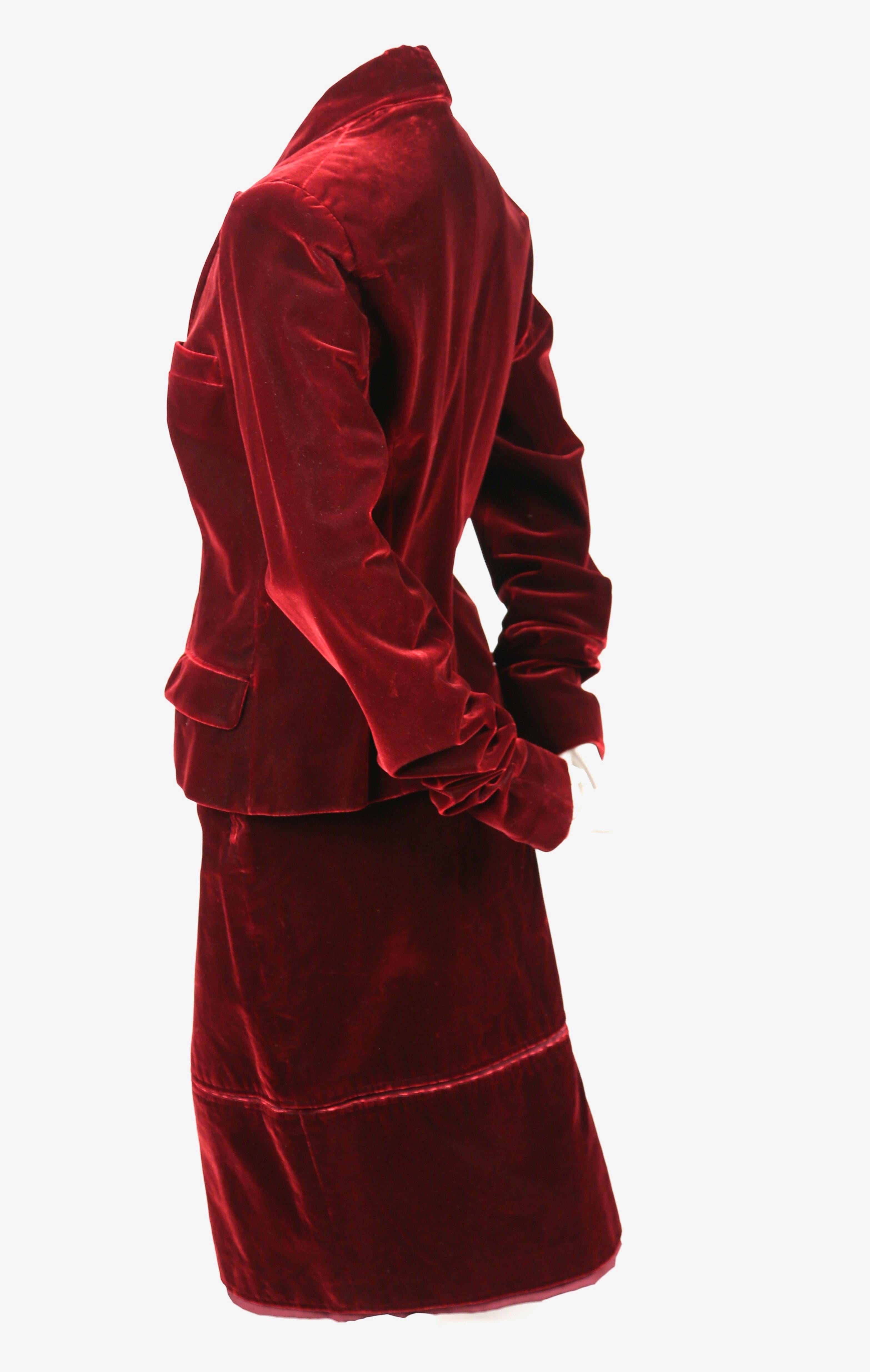 Tailleur jupe en velours bourgogne conçu par Tom Ford pour Yves Saint Laurent, tel qu'il a été présenté lors du défilé de l'automne 2002. Labellisée 42 français, la veste mesure 38