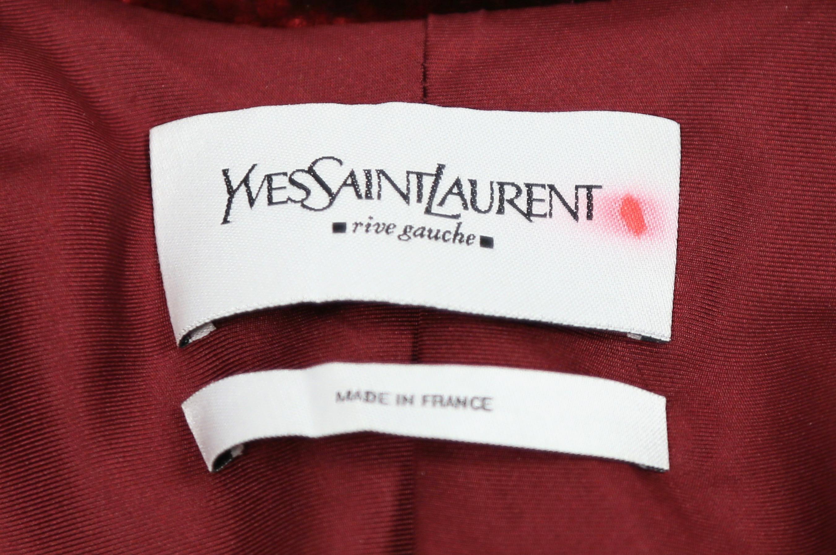2002 TOM FORD pour Yves Saint Laurent costume en velours bordeaux pour le défilé en vente 1