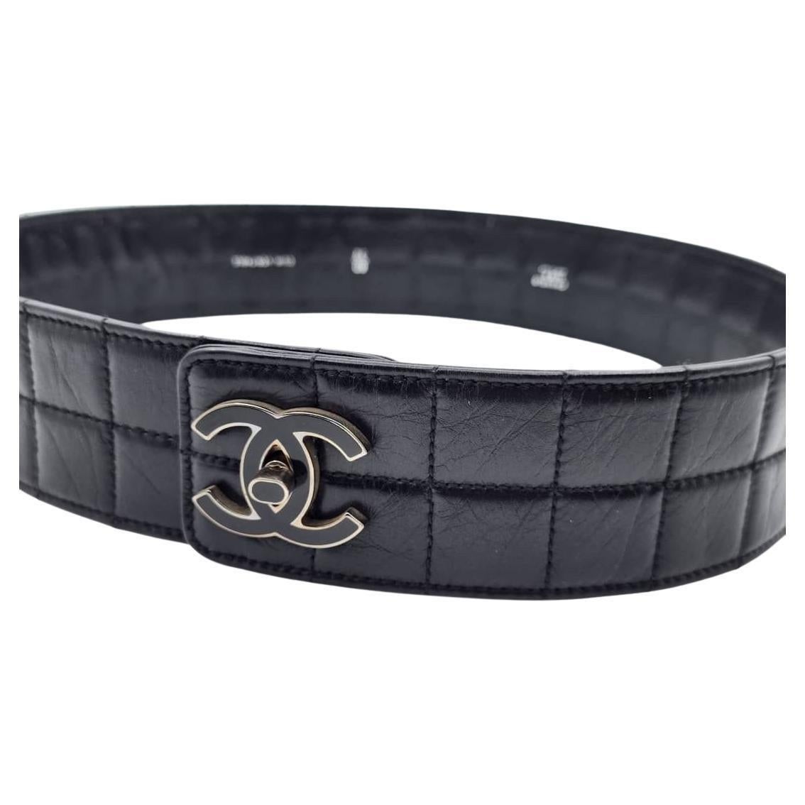 This vintage Chanel chocolate bar belt is crafted of lambskin leather in square quilted pattern featuring a black enameled silver toned CC turnlock. Stamped Chanel 02P made in Italy. Size 80/32. Fits waist up to 31 inches Width 2 inches. 

Condition