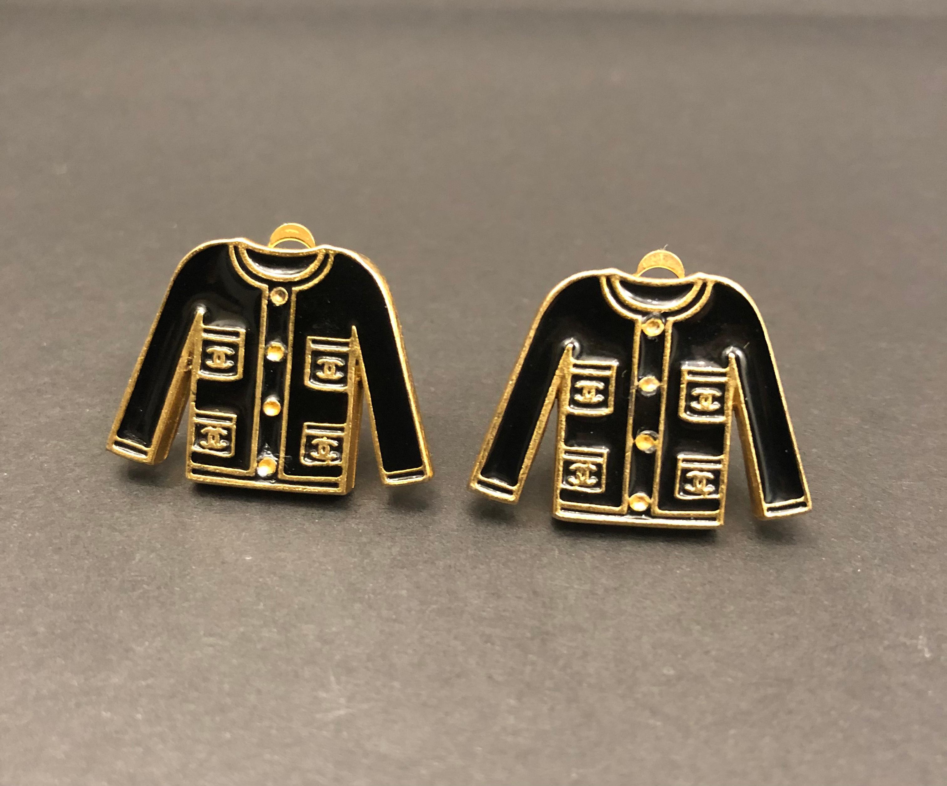 This vintage CHANEL earrings is crafted of gold toned metal and black enamel in Chanel jacket motif. Stamped Chanel 02A made in France. Measures approximately 2.6 x 1.9 cm. Clip-on style. Come with box. 

Condition: Very good vintage condition with