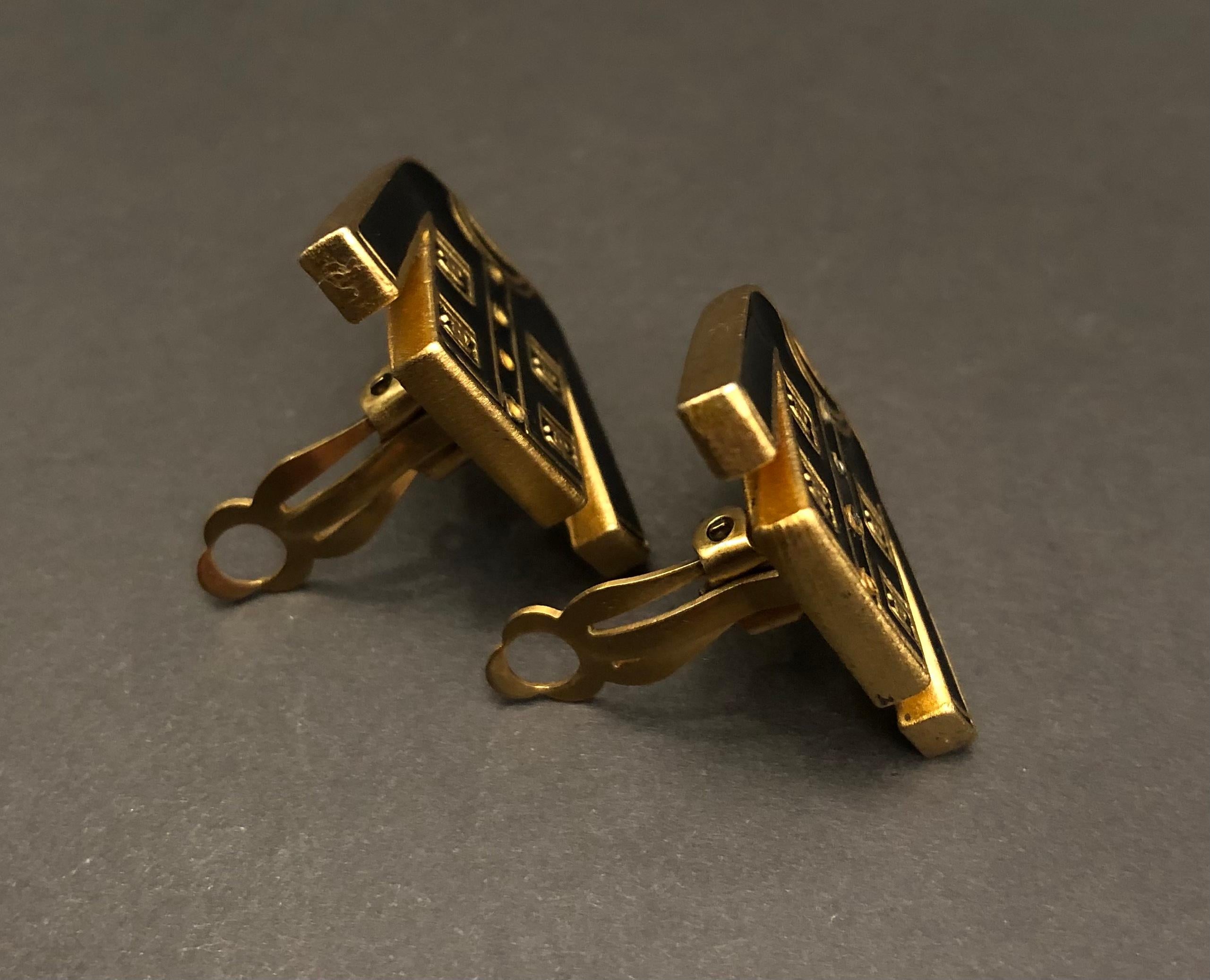2002 Vintage CHANEL emaillierte Jacke mit Clip-On-Ohrringen Schwarz Gold im Angebot 2