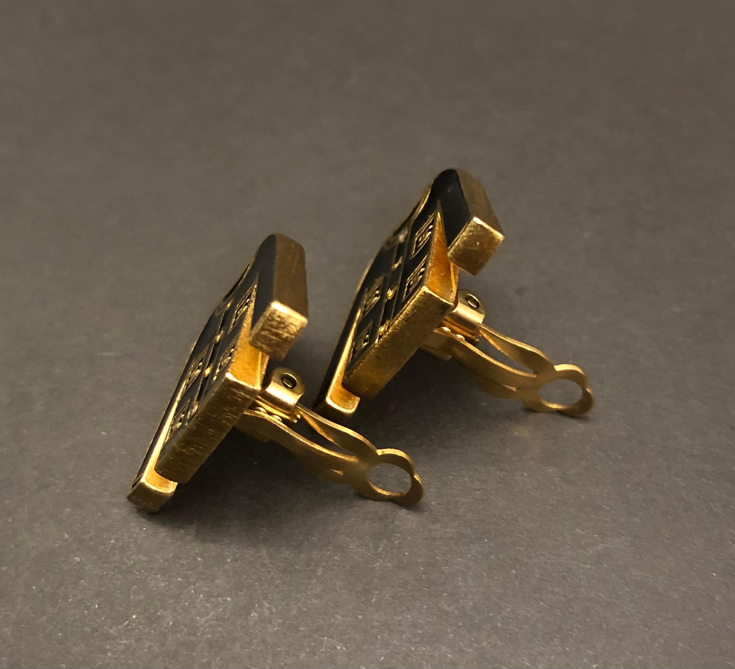 2002 Vintage CHANEL emaillierte Jacke mit Clip-On-Ohrringen Schwarz Gold im Angebot 3