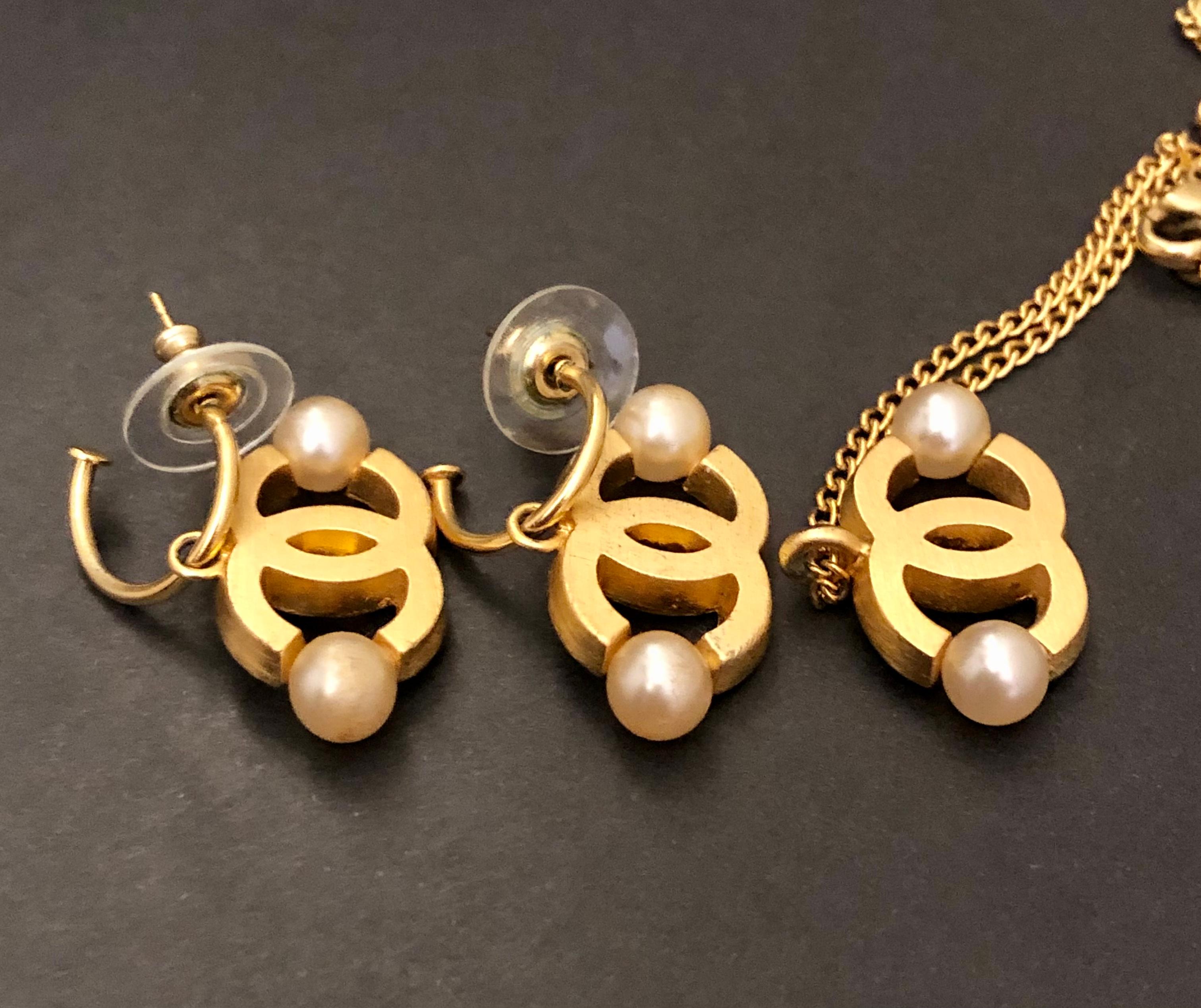 2002 Vintage CHANEL Faux Pearl Gold Toned CC Necklace Earrings Set 4