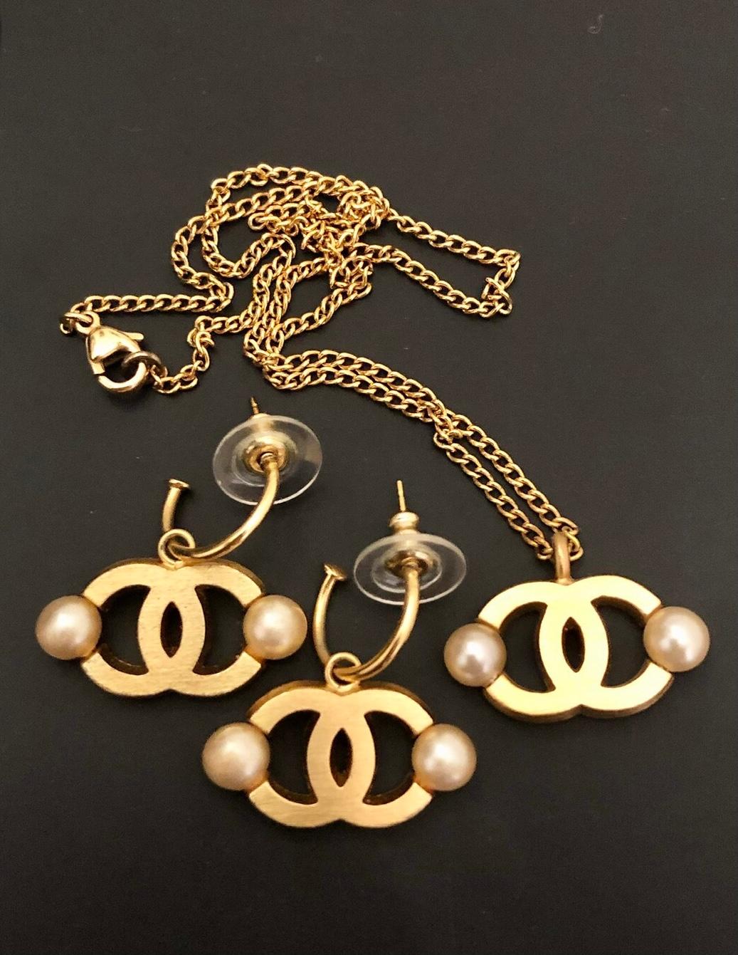 2002 Vintage CHANEL Faux Pearl Gold Toned CC Necklace Earrings Set In Good Condition In Bangkok, TH