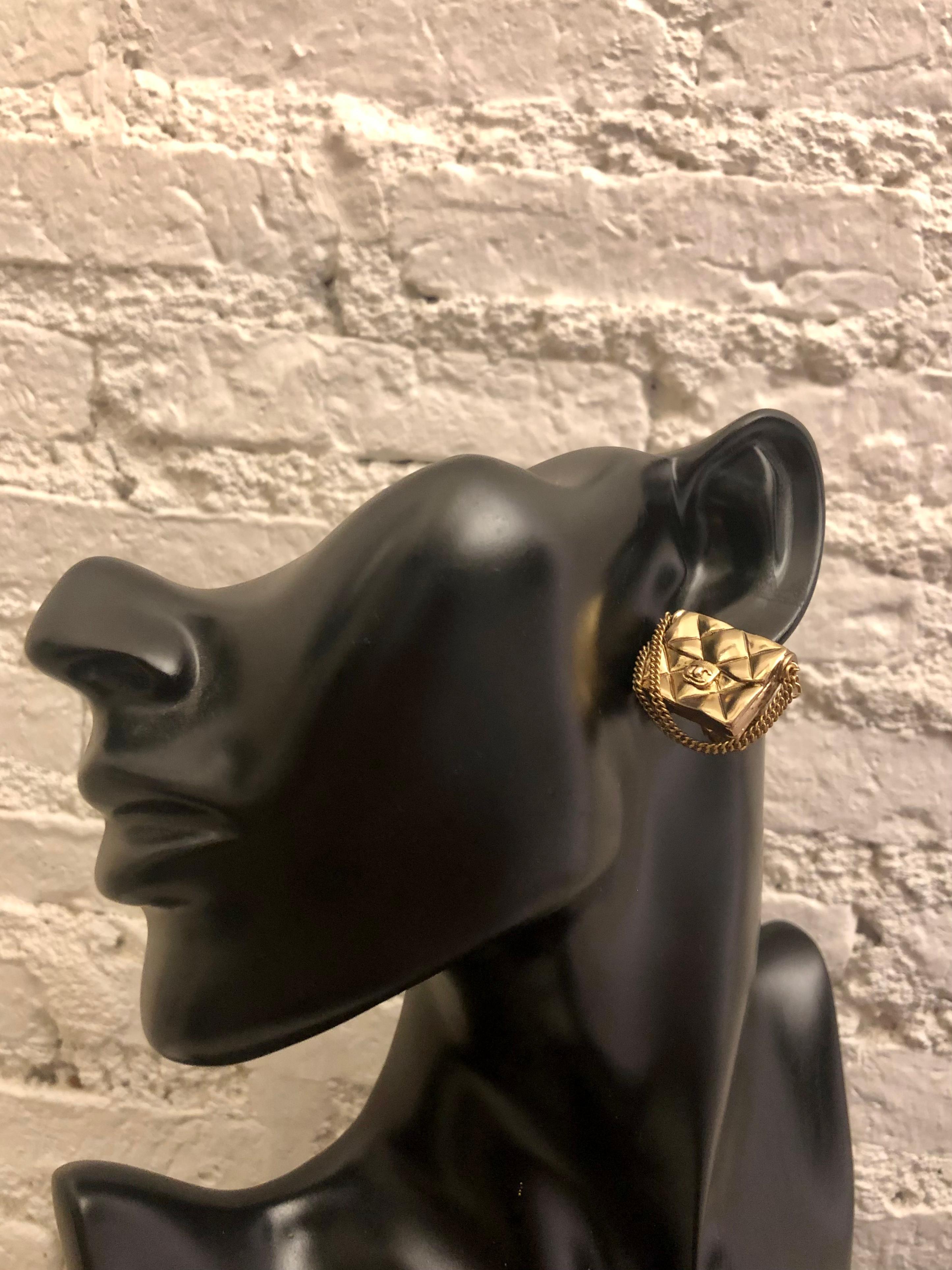 2002 Chanel gold toned earclips featuring a quilted Chanel flap bag motif. Stamped 02P made in France. Measures approximately 2.4 x 1.7 cm. Clip on style. Come with box.

Condition: Minimal signs of wear in excellent condition