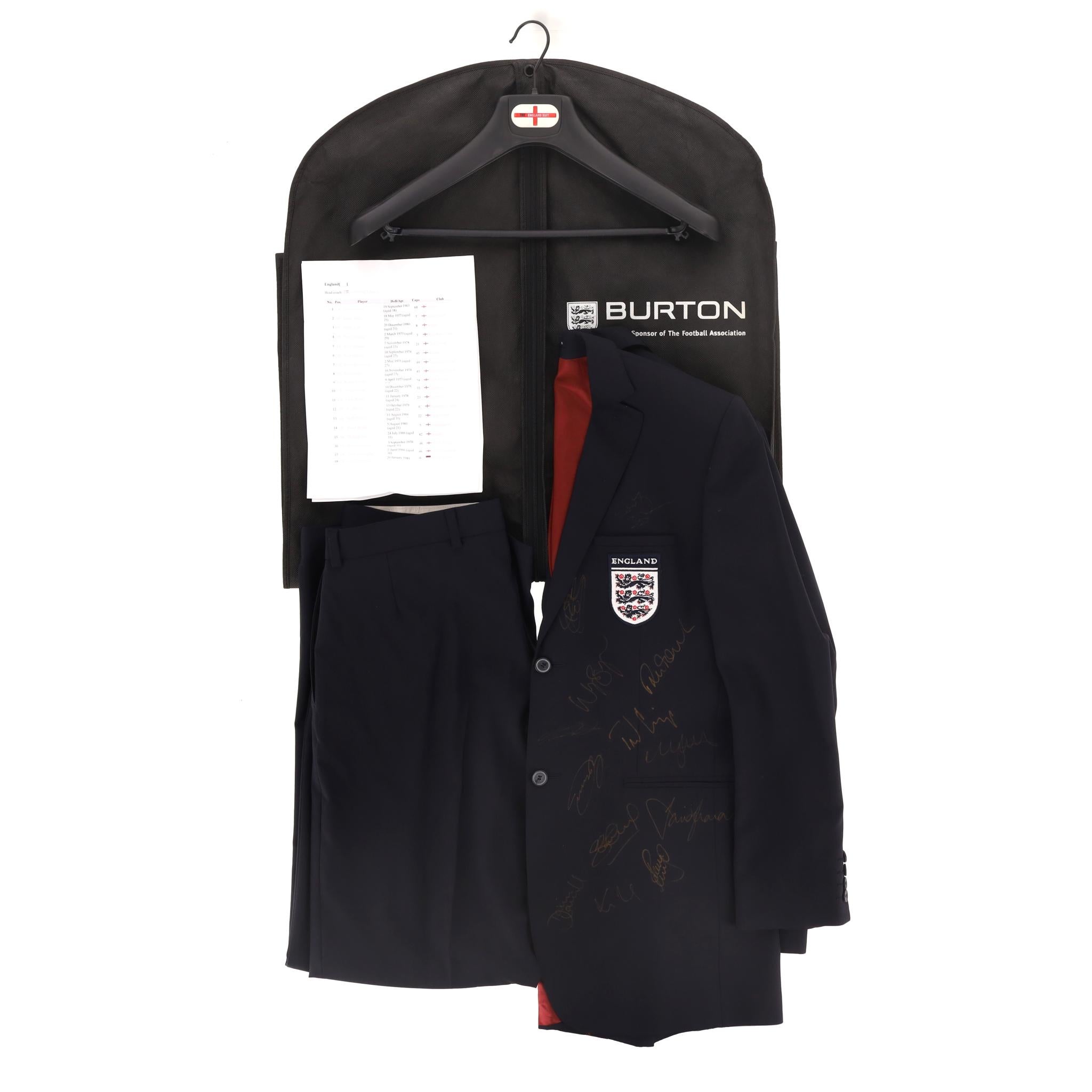Oggetto raro - Tuta ufficiale della squadra inglese della Coppa del Mondo 2002 - Firmata a mano da tutti i giocatori

Tuta blu navy emessa dalla FA e realizzata da Burton, sponsor della squadra inglese, con appendiabiti e copri tuta