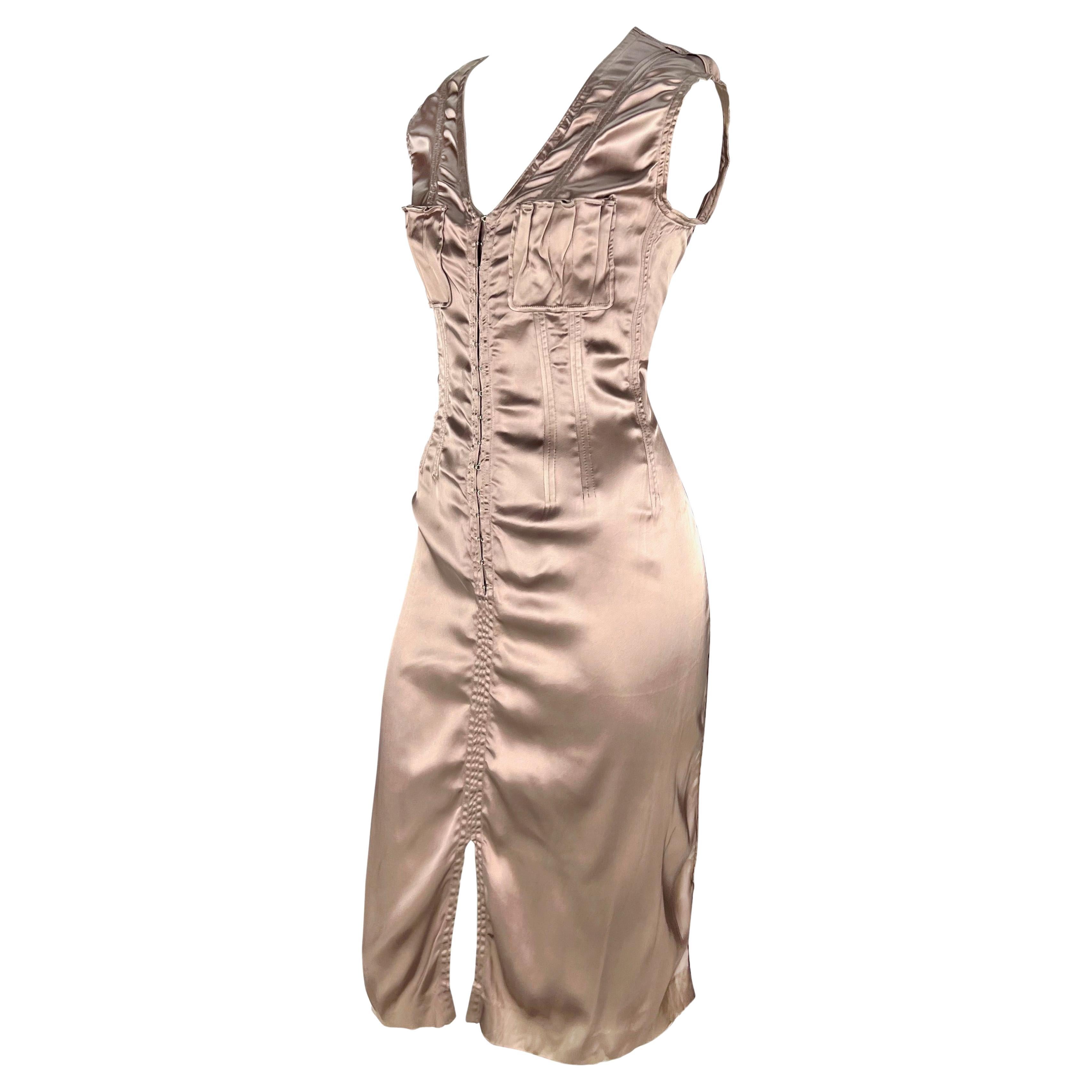 Yves Saint Laurent par Tom Ford, robe midi sans manches à empiècements en satin champagne, 2002 Excellent état - En vente à West Hollywood, CA