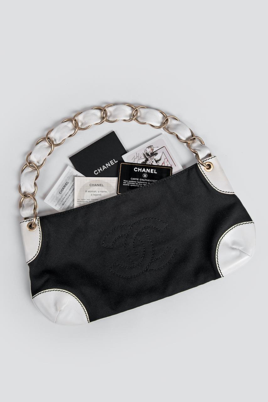 Chanel - Sac à bandoulière « Olsen » en toile noire et cuir blanc avec surpiqûres CC, 2003/2004 en vente 6