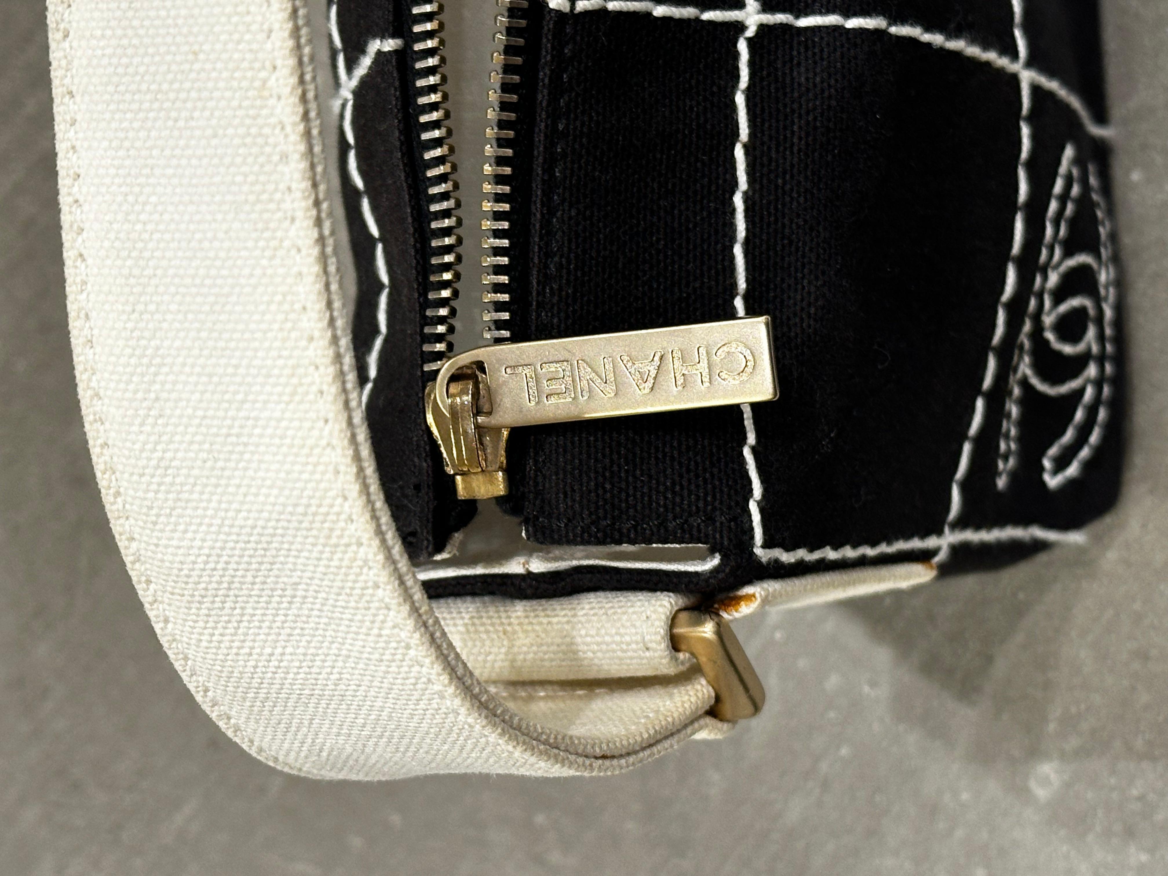 Noir 2003-2004 Sac en toile Chanel pour tablette de chocolat. en vente