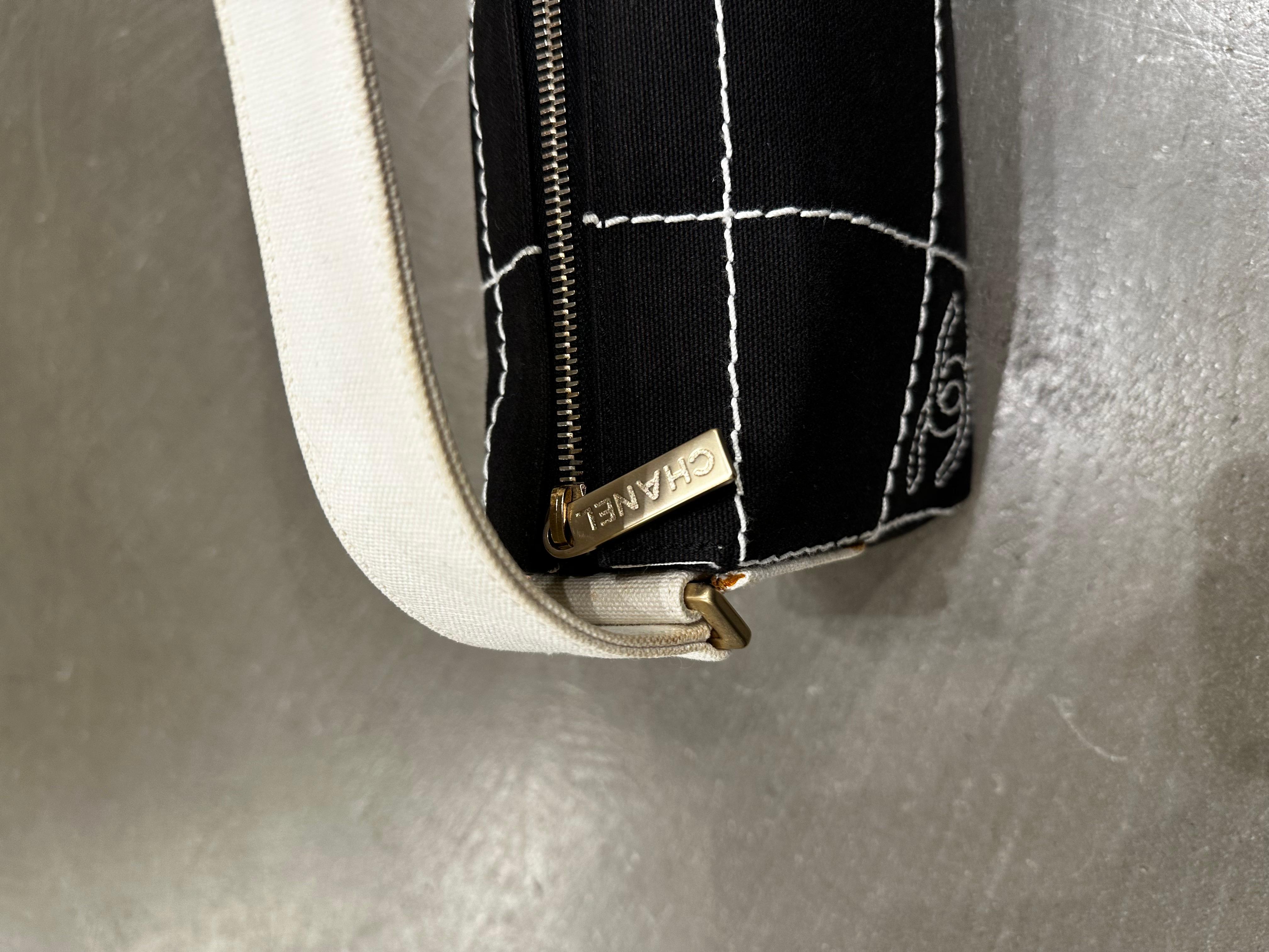 2003-2004 Sac en toile Chanel pour tablette de chocolat. en vente 2