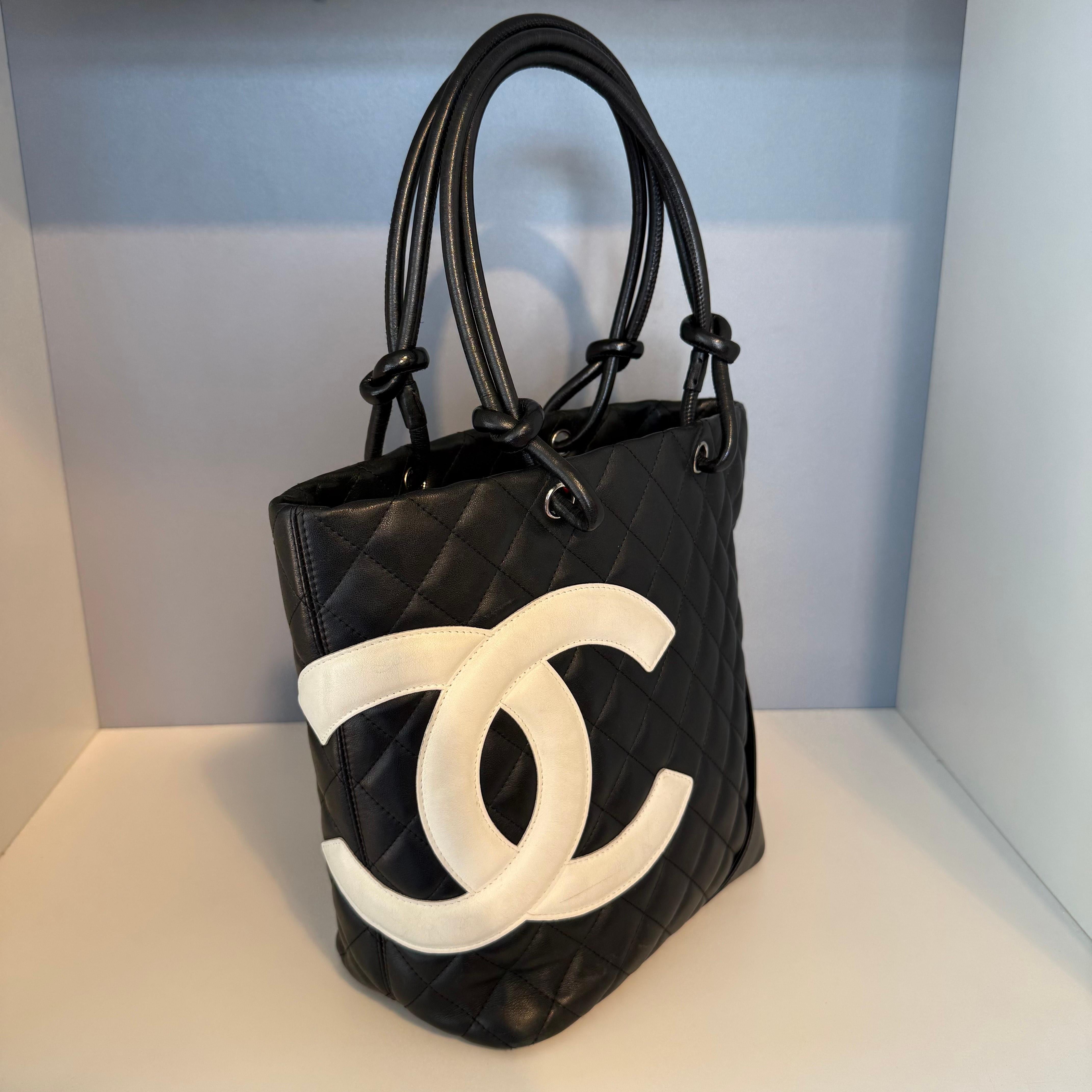 Chanel Black Quilted Cambon bag
Vintage
Year 2003/2004
Leather
Black color
Two handles
CC White logo
External pocket
Fuchsia internal
Zip closure
Two internal zip pockets and pen holders
Cm 30 x 24 x 11 (11,8 x 9,44 x 4,33 inches) handles