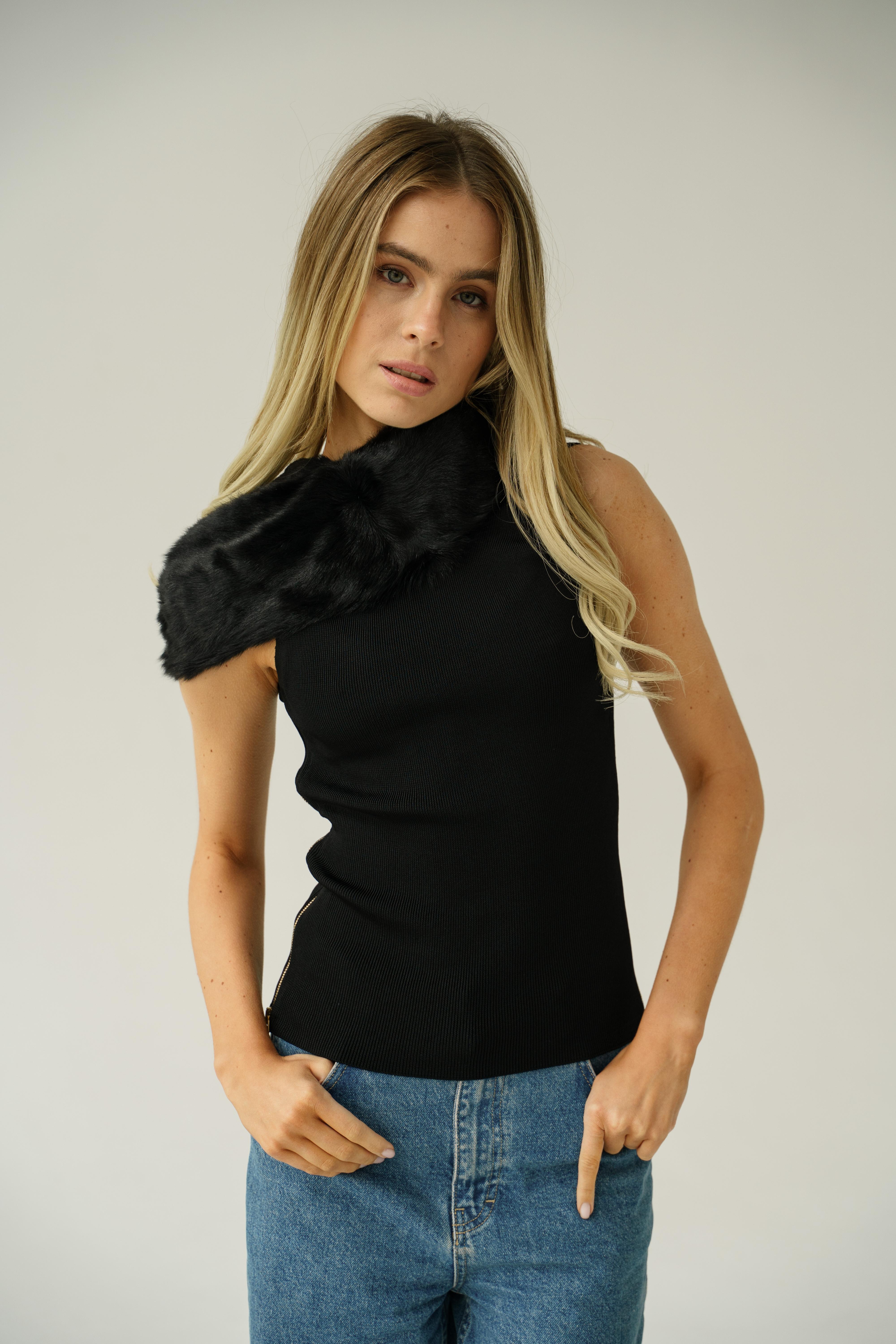 2003 / 2004 Pull/Top en fourrure noire de Gucci
Collectional : 2003 / 2004
Gucci style : 134431
Pays de production : Italie
Taille marquée : S 
Un superbe top en viscose, complété par des fermetures éclair sur les côtés, avec un col incroyablement