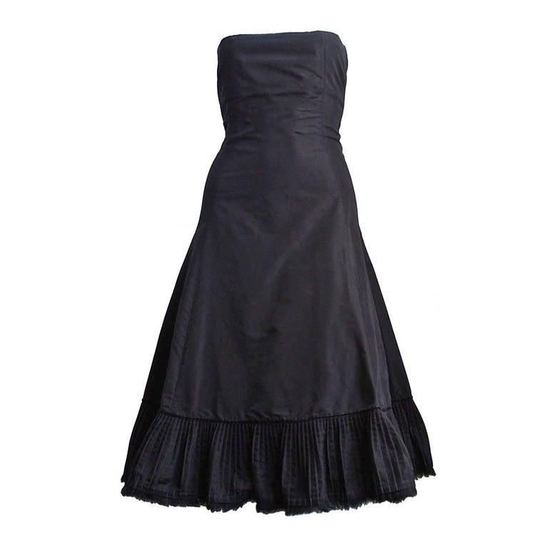2003 ALEXANDER MCQUEEN black taffeta dress with pleated hemline trimmed in fur In Good Condition For Sale In San Fransisco, CA