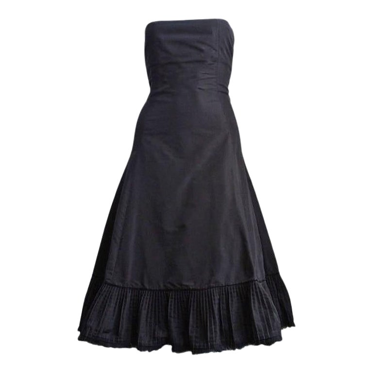 2003 Alexander McQueen, abito in taffetà nero con orlo a pieghe e pelliccia.