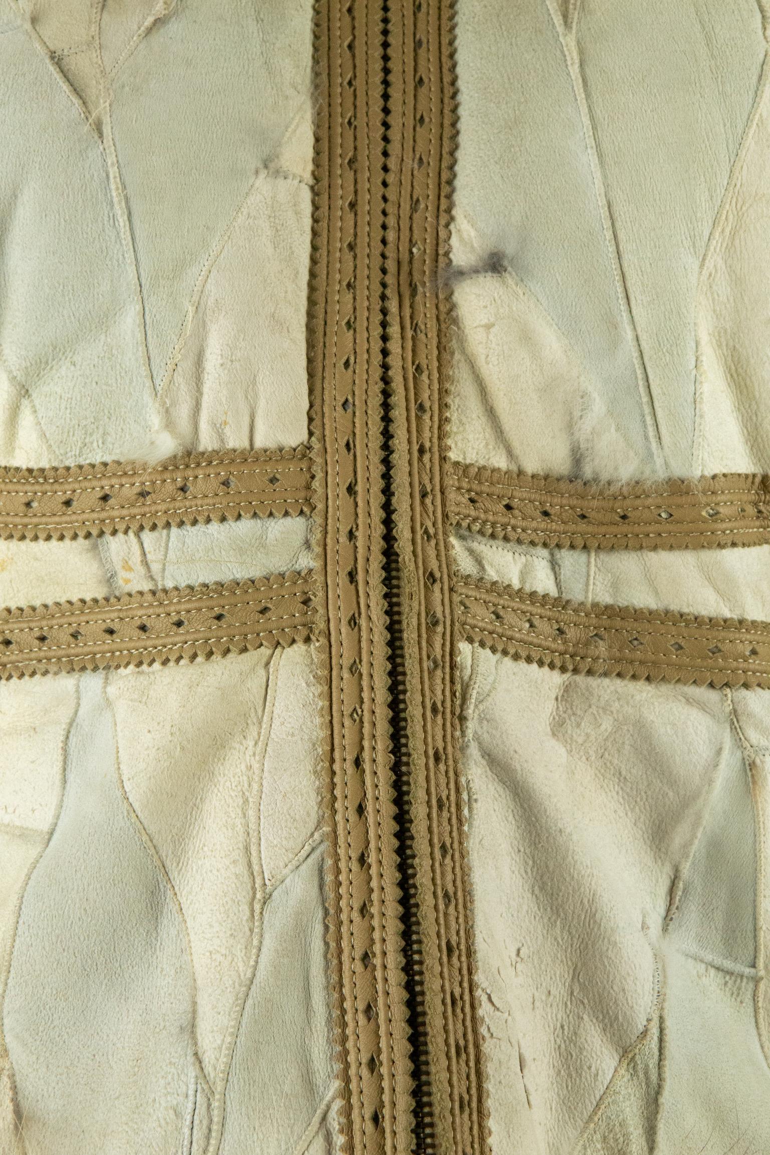 Cette veste a été présentée sur le podium de la collection prêt-à-porter automne/hiver 2003 d'Alexander McQueen. Vogue a qualifié la collection d'
