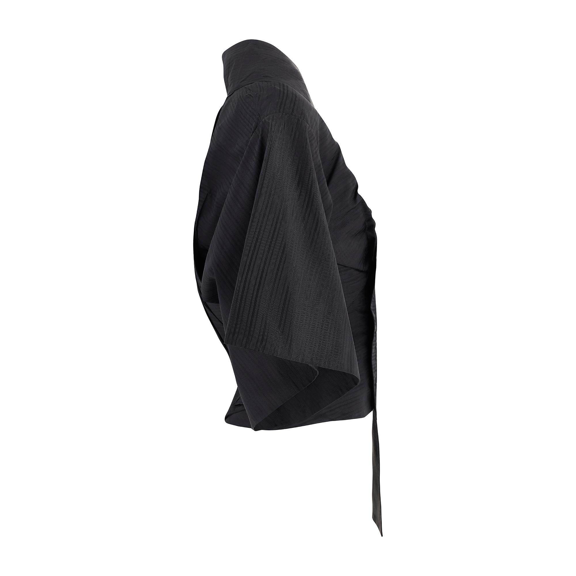 Realizzata in Italia, questa elegante giacca di Alexander McQueen proviene dalla collezione Autunno 2003 del defunto stilista e ha sfilato come Look 30 di 58. Secondo la recensione di Vogue, 