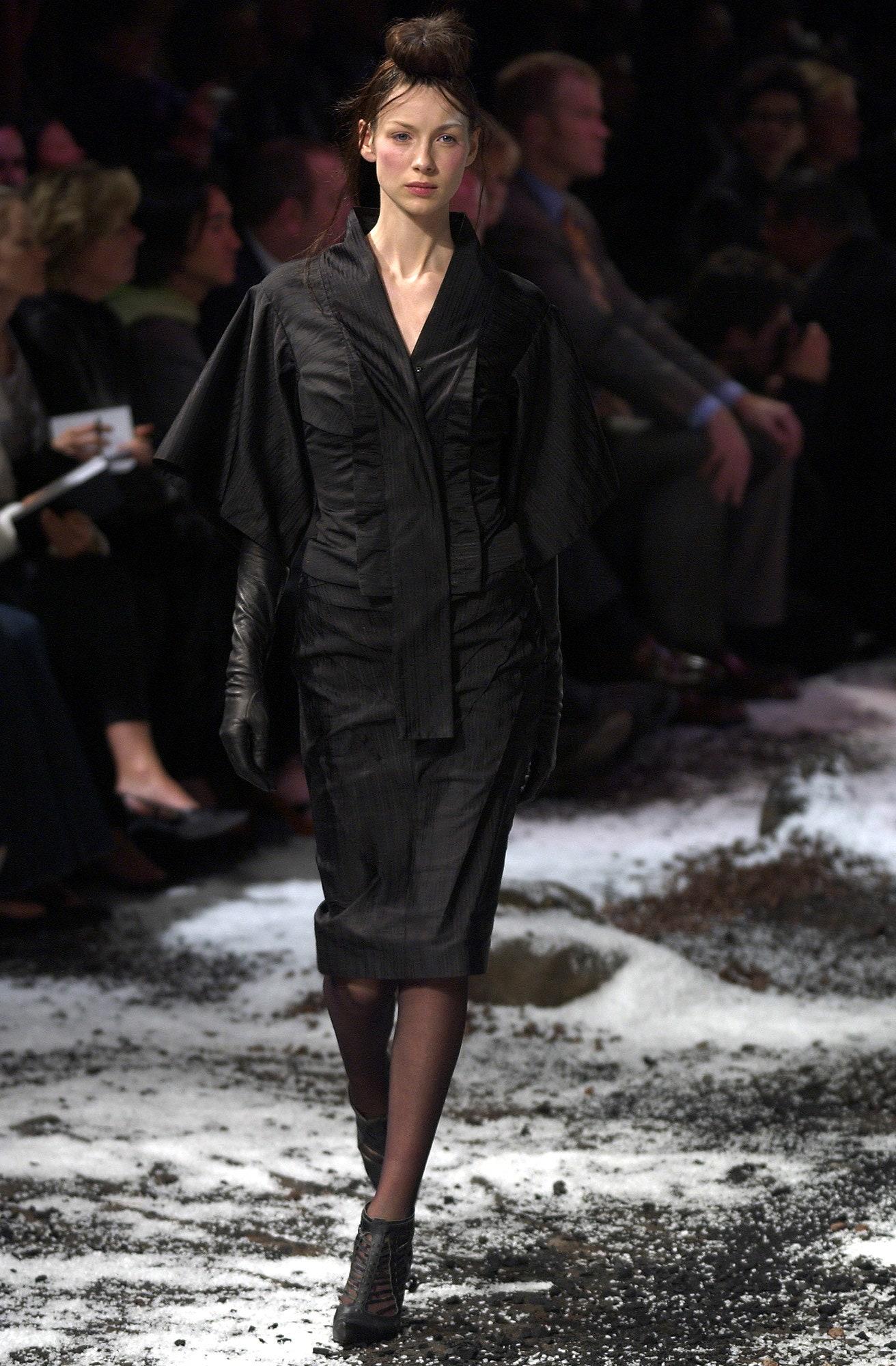 2003 Alexander McQueen - Giacca a kimono in seta nera documentata dalla passerella in vendita 1