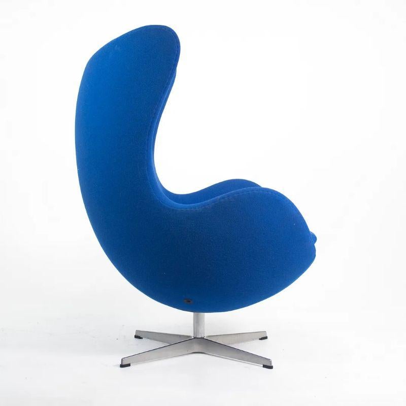 2003 Arne Jacobsen für Fritz Hansen Blauer Eierstuhl 4+ Verfügbarkeit (Moderne) im Angebot