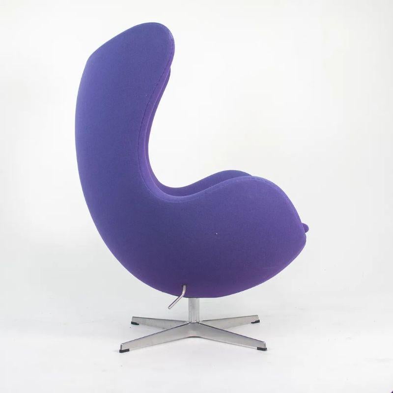 2003 Arne Jacobsen für Fritz Hansen Eierstuhl in lila Stoff 2x Avail (Aluminium) im Angebot
