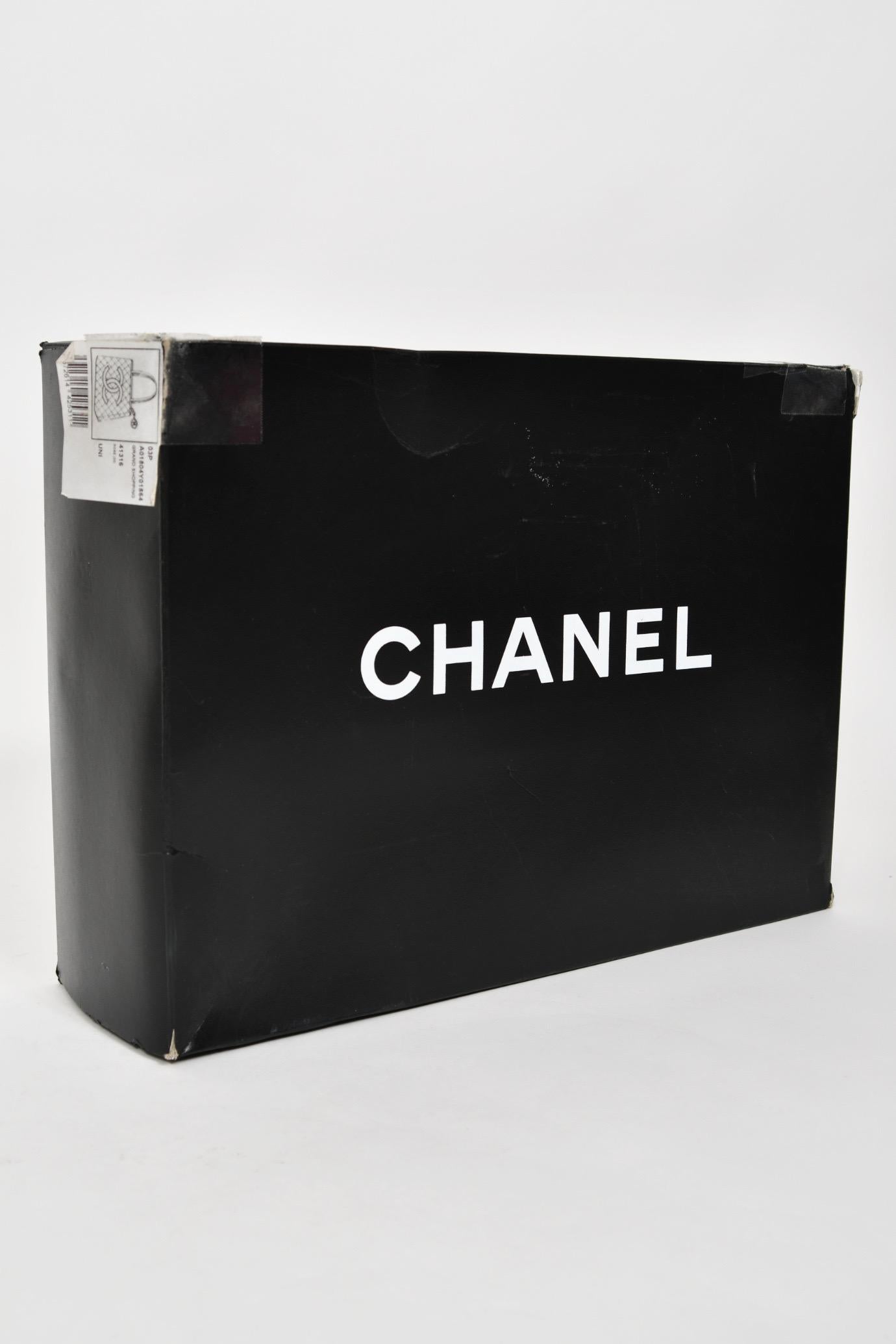 2003 Chanel by Karl Lagerfeld Pale Pink Caviar Leather Medallion Tote Logo Purse In Excellent Condition In Beverly Hills, CA