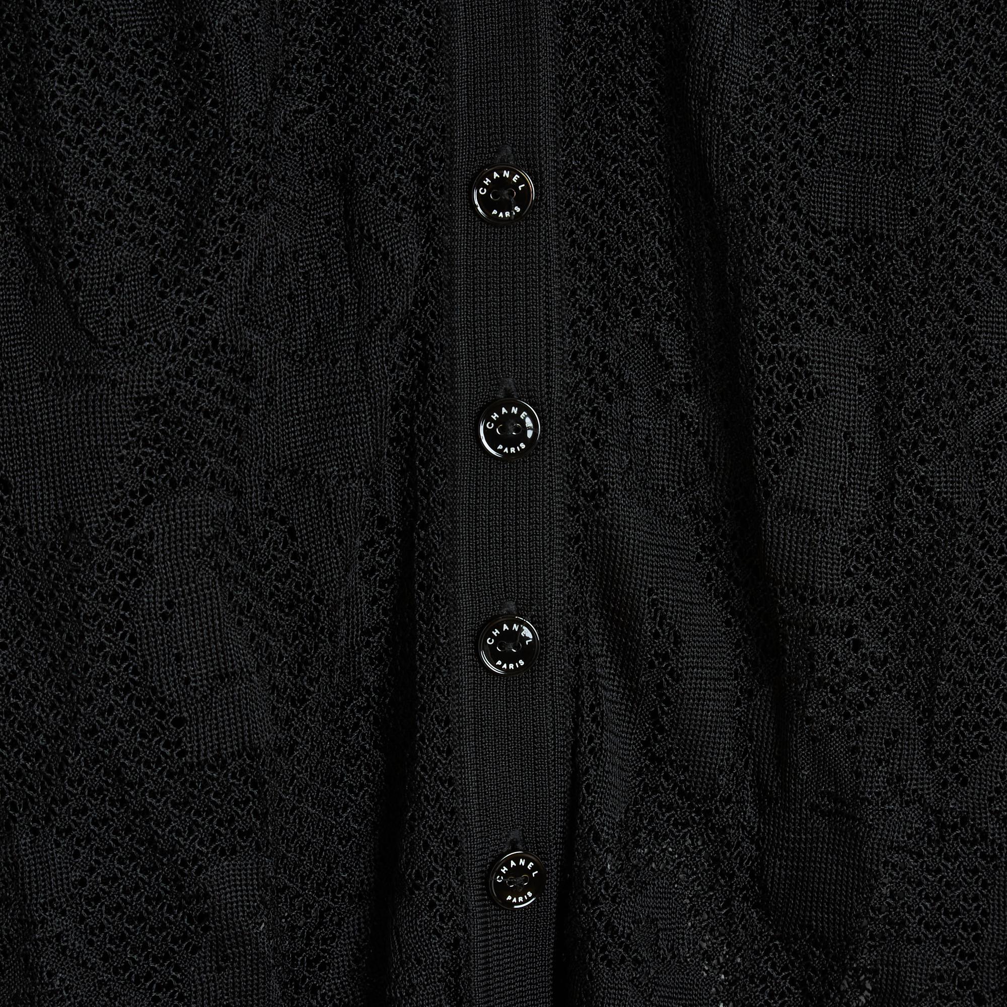 Set gemello della collezione Chanel primavera estate 2003 di Karl Lagerfeld in maglia di viscosa nera impreziosita dalle silhouette di Coco Chanel, composto da un top, con spalline larghe e profonda scollatura arrotondata sul davanti e sulla