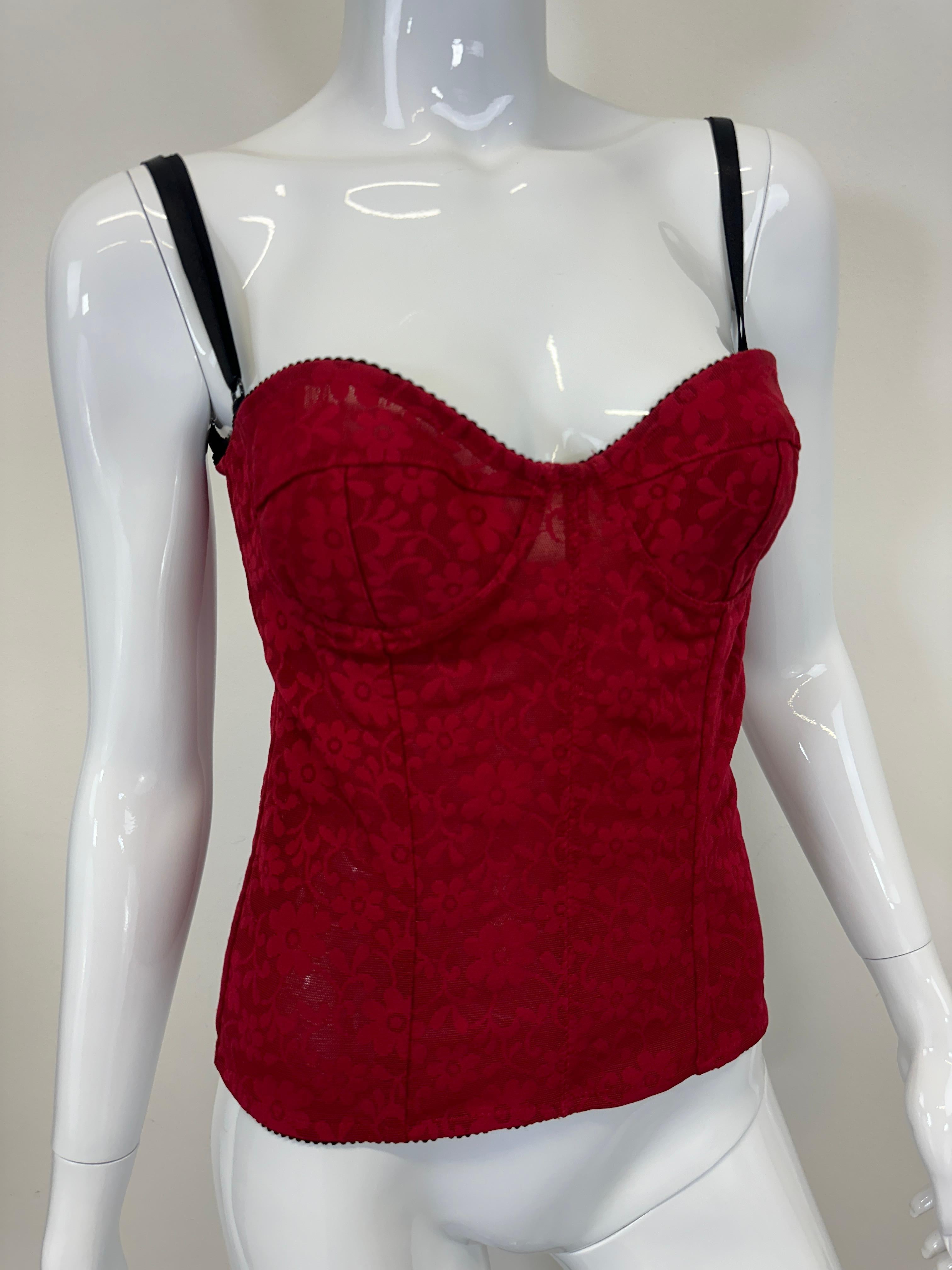2003 rare D&G red lace corsage by Dolce & Gabbana. Semi sheer lace floral construction.

Great conditions, no significant flaws

Size IT44, can fit a range of sizes from S to L, check detailed measurements

Measurements:
- Bust: 40 cm / 15.8