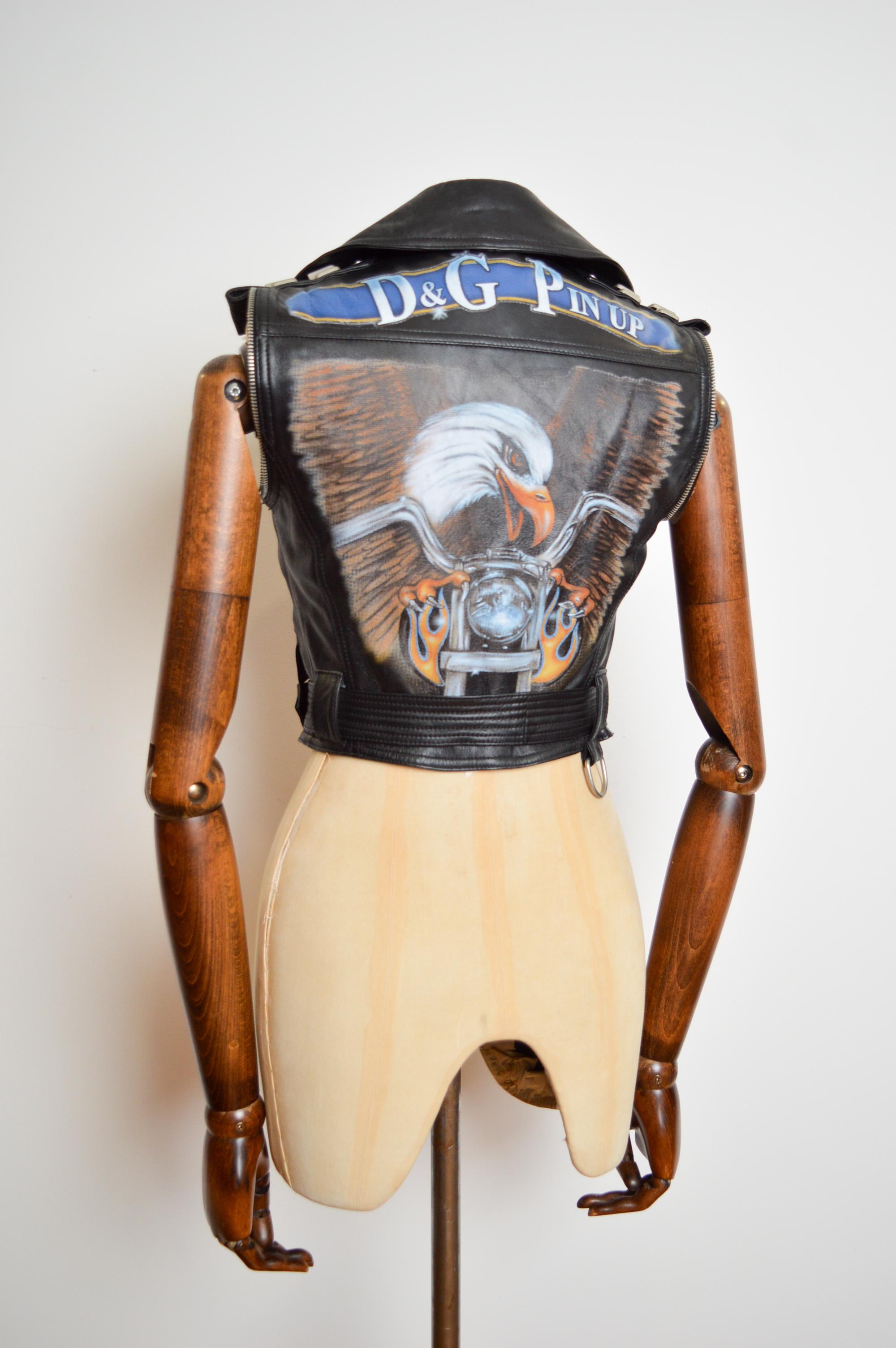 2003 Dolce & Gabbana Gilet da motociclista in pelle nera dipinta - Giacca in vendita 6