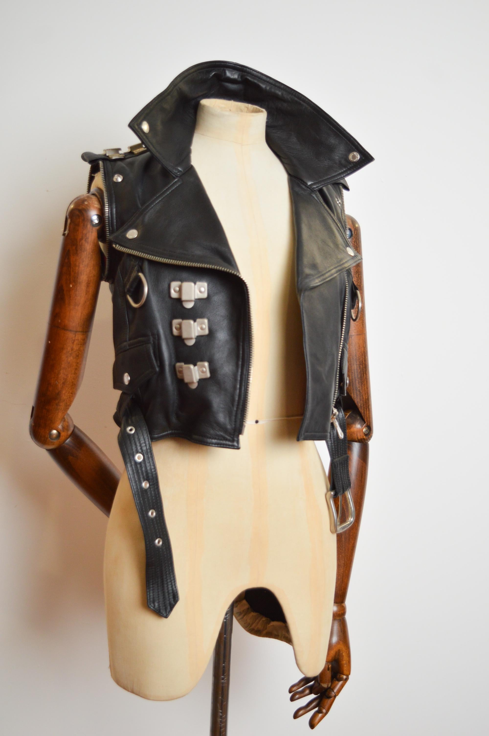 2003 Dolce & Gabbana Gilet da motociclista in pelle nera dipinta - Giacca in vendita 11