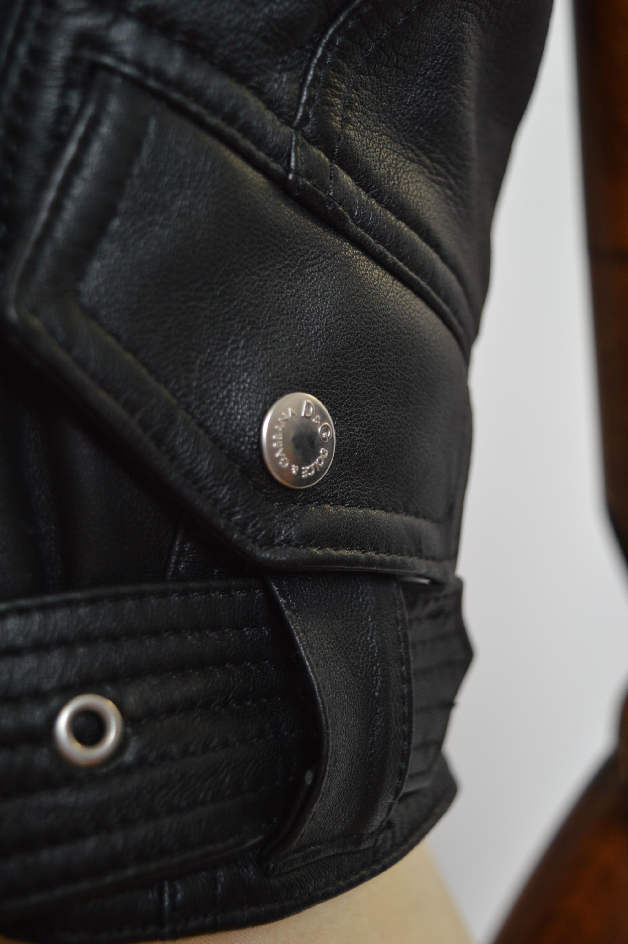 2003 Dolce & Gabbana Gilet da motociclista in pelle nera dipinta - Giacca in vendita 4