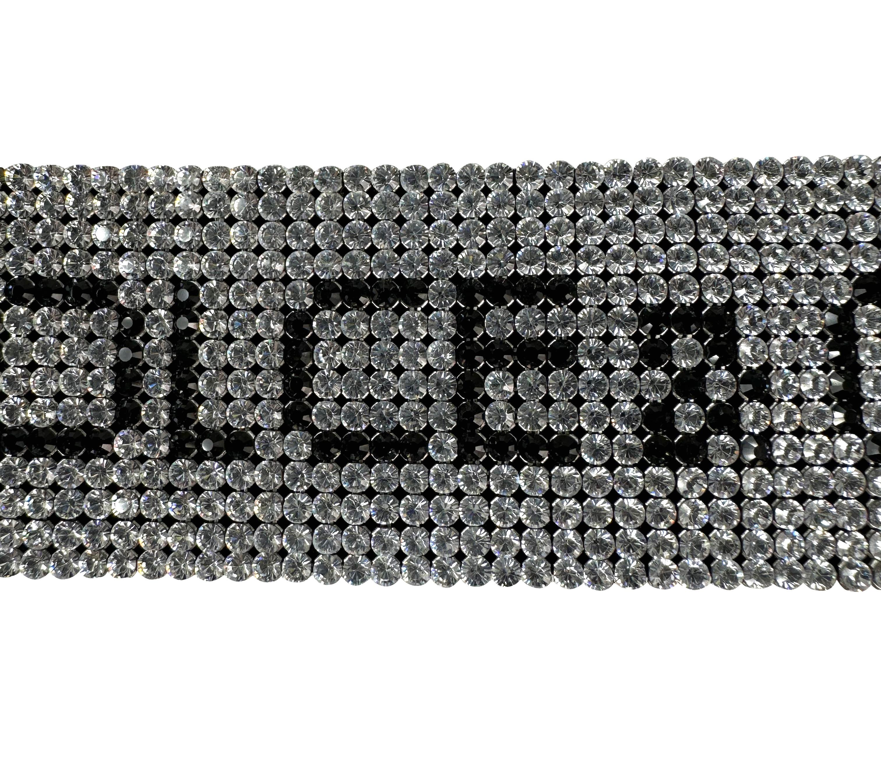 2003 Dolce & Gabbana Kristall Strass Logo Spell Out-Armband im Zustand „Hervorragend“ im Angebot in West Hollywood, CA