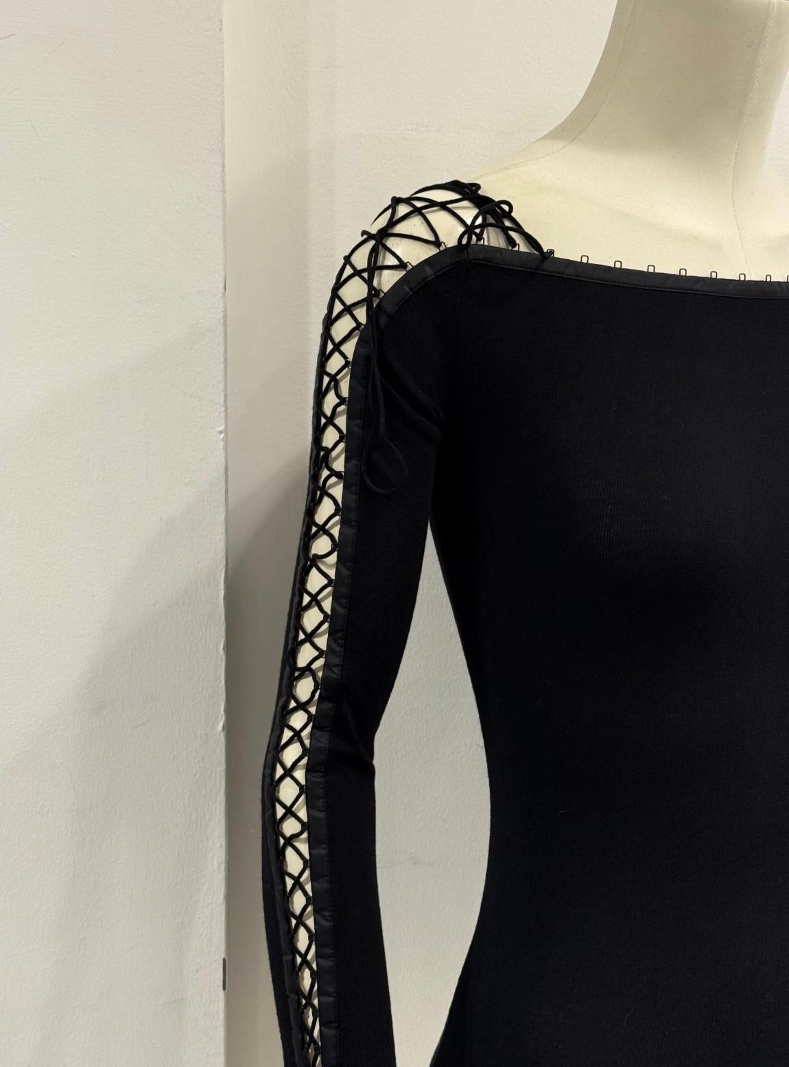 2003 Dolce & Gabbana top bondage con cordones

Este top de Dolce & Gabbana de 2003 presenta unas espectaculares mangas con cordones que van del hombro a la muñeca, creando una llamativa silueta de inspiración bondage. El cuerpo entallado y las