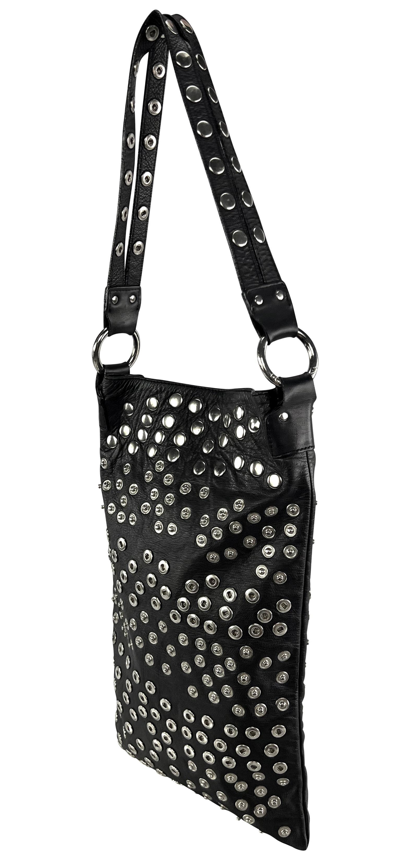 2003 Dolce & Gabbana: borsa a tracolla lunga in pelle nera con chiusura a scatto e regolabile In condizioni ottime in vendita a West Hollywood, CA