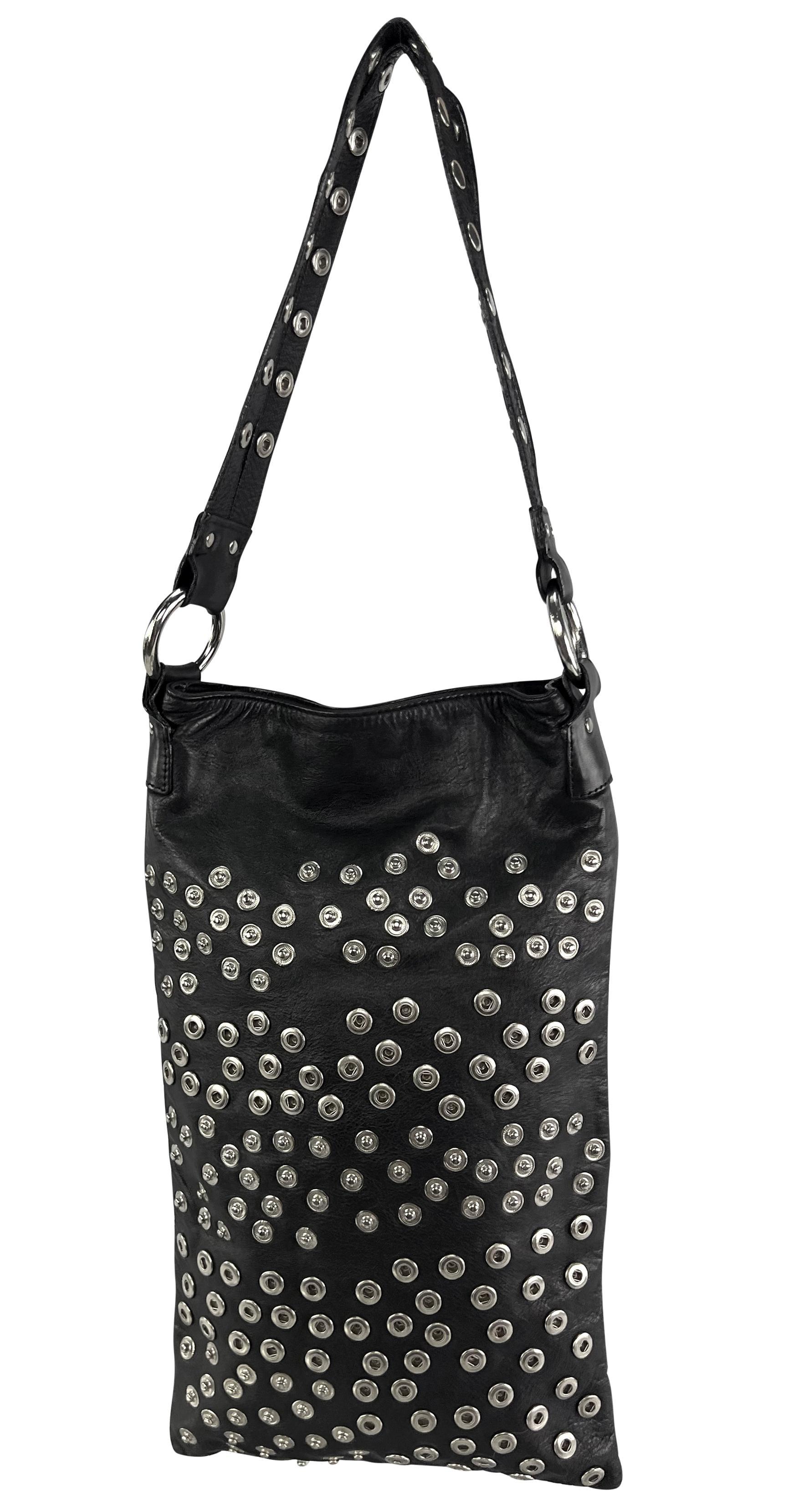 2003 Dolce & Gabbana: borsa a tracolla lunga in pelle nera con chiusura a scatto e regolabile in vendita 1