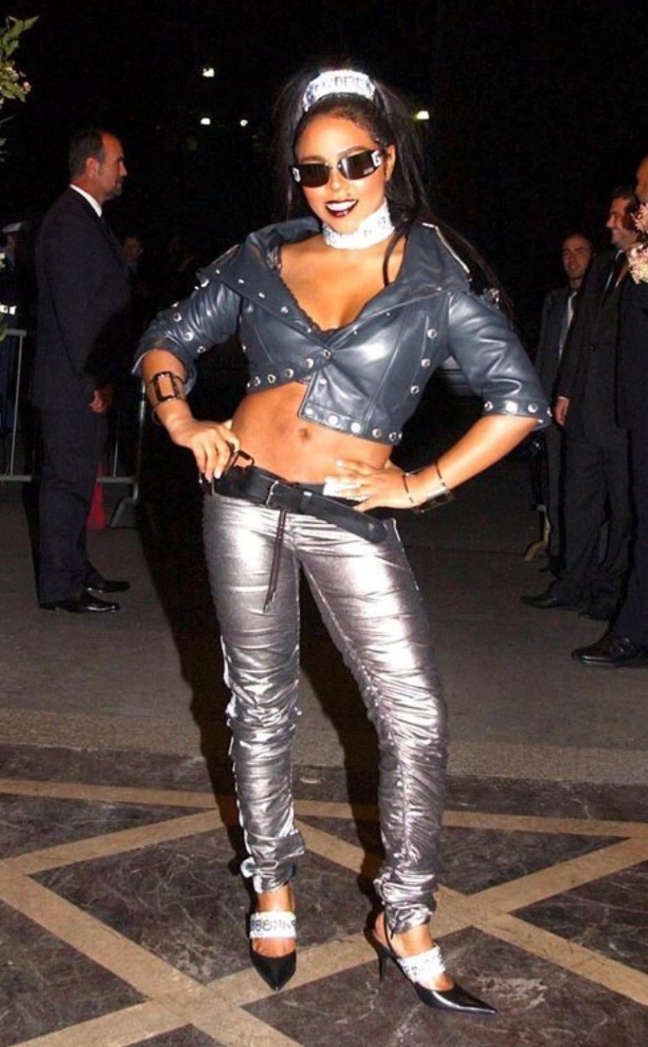 Voici une paire de manchettes en métal argenté Dolce and Gabbana 'D' et 'G'. En 2003, ces fabuleuses manchettes ont été portées par Lil' Kim lors d'une soirée Dolce and Gabbana. Ces fabuleuses manchettes sont le complément idéal de toute garde-robe