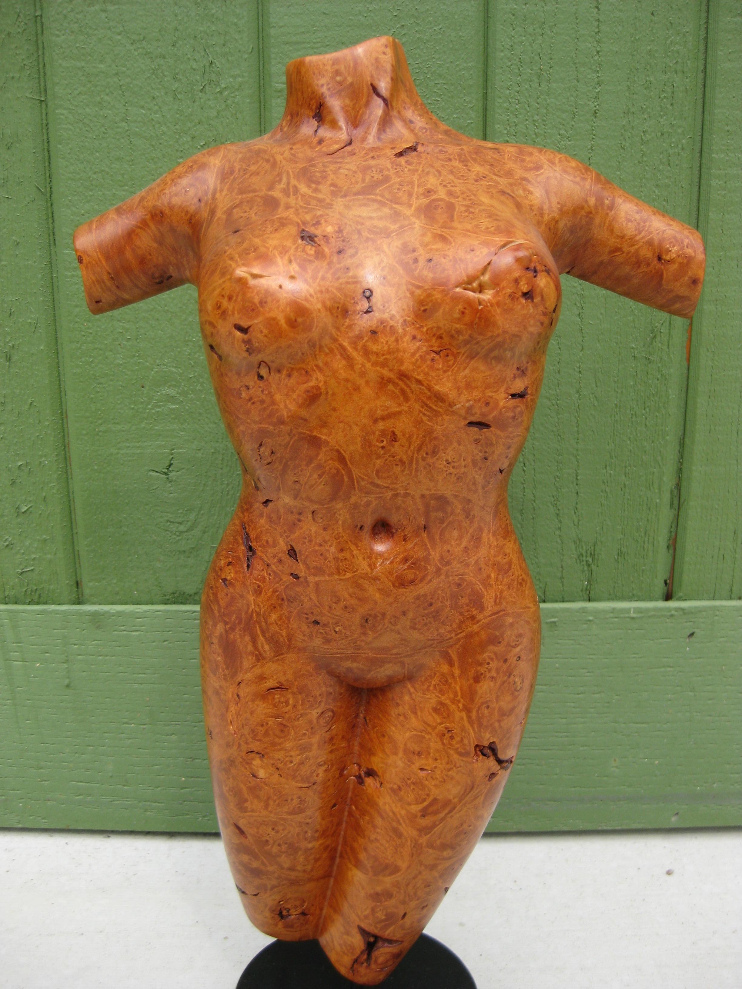 Offriamo una meravigliosa scultura di busto femminile nudo in legno di radica intagliata a mano dall'artista Alexandria e risalente al 2003. Firmato sul bordo inferiore. Il bade è realizzato in marmo nero. La scultura in Wood Wood è montata sulla