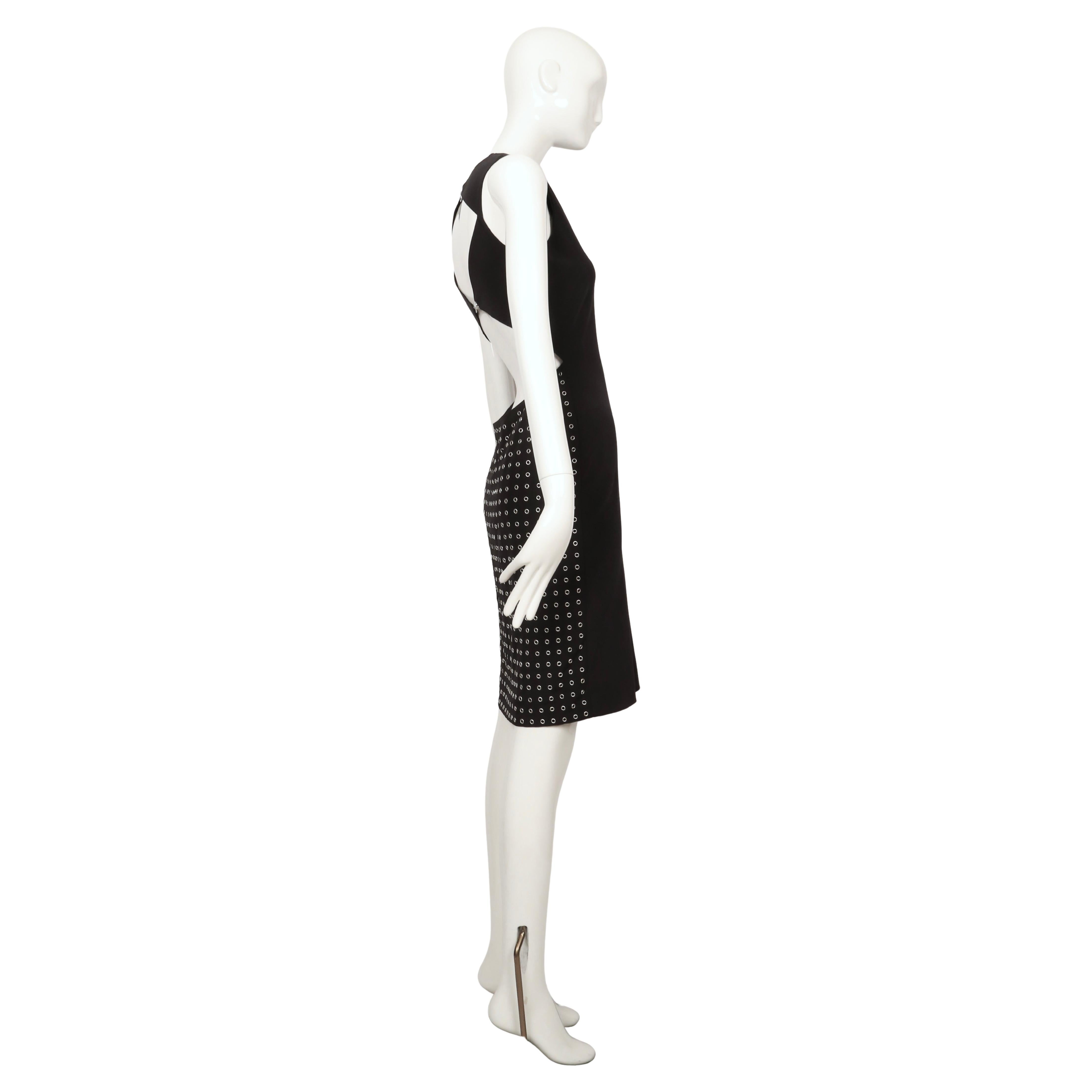 da uomo o donna 2003 Gianni Versace Couture abito nero con grommets e taglio sulla schiena in vendita