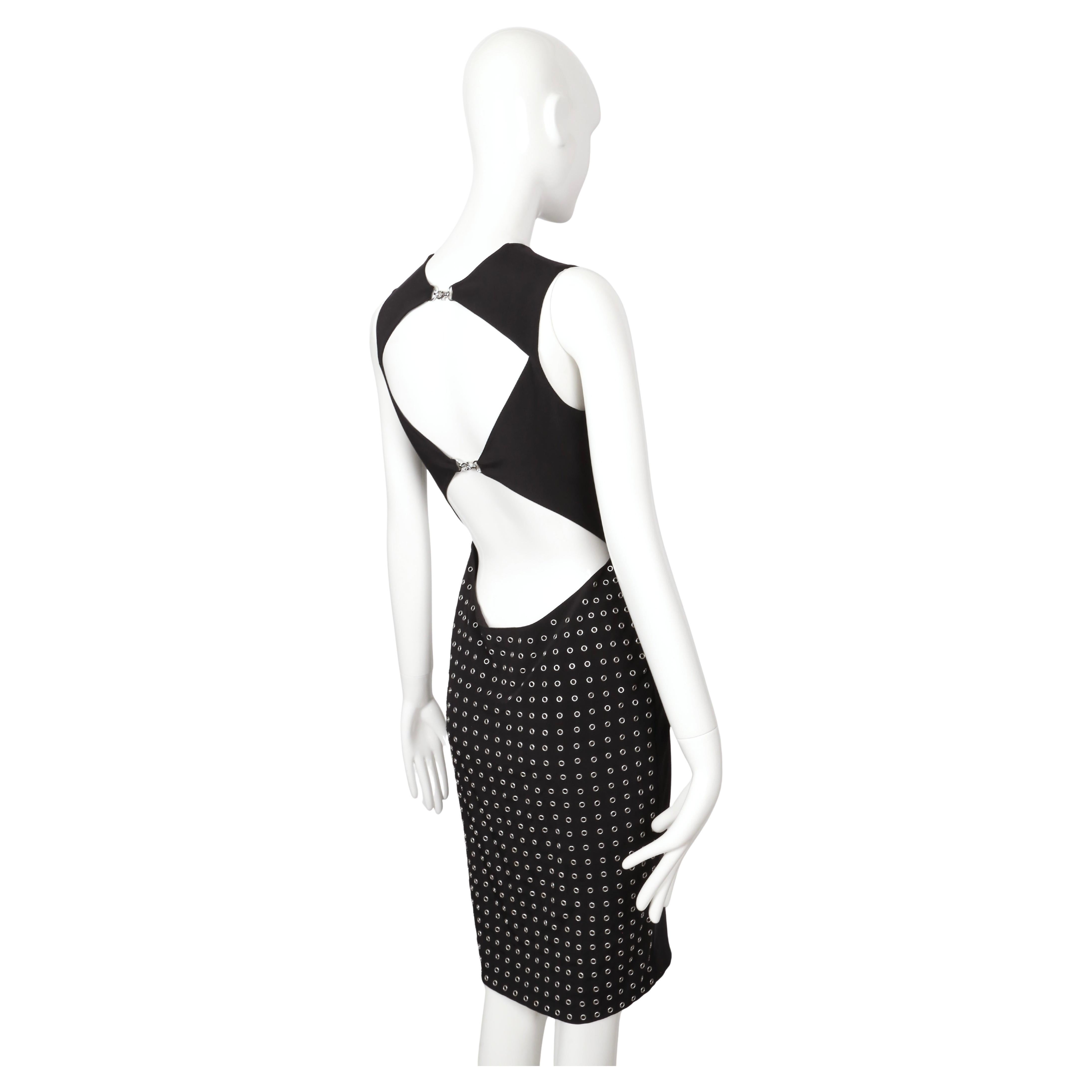 2003 Gianni Versace Couture abito nero con grommets e taglio sulla schiena in vendita 2