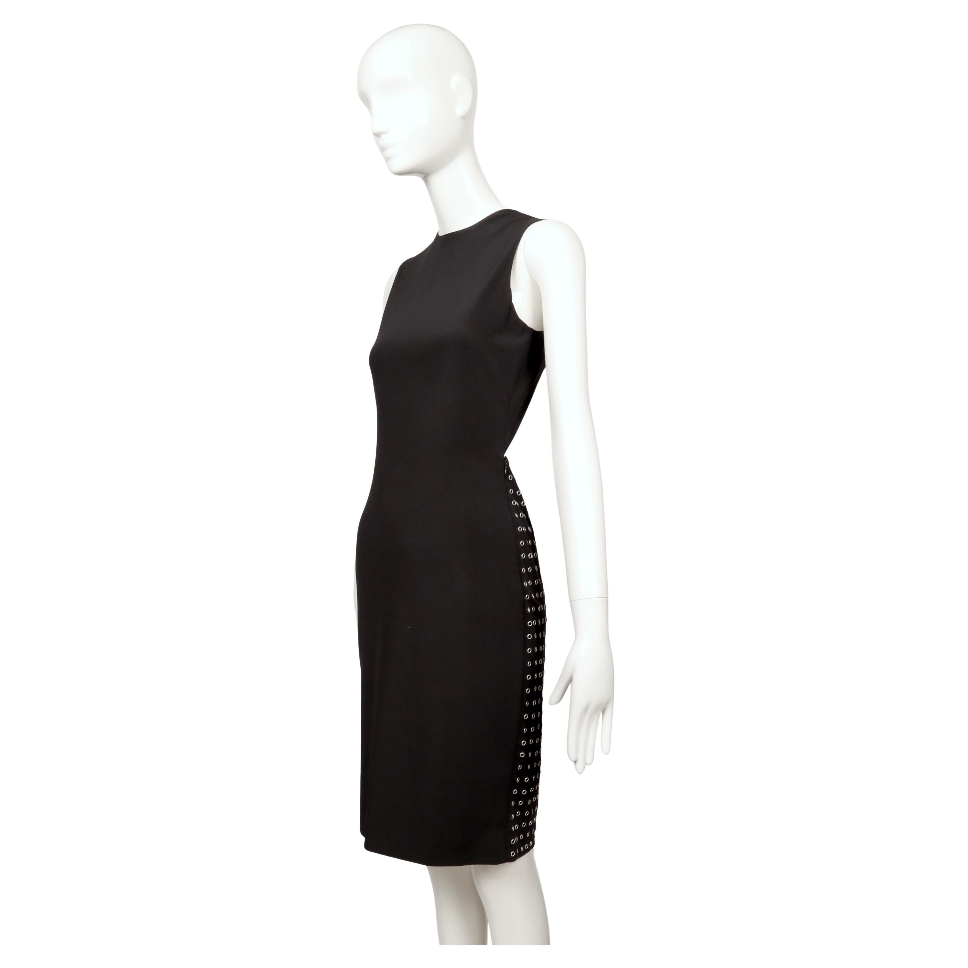 2003 Gianni Versace Couture abito nero con grommets e taglio sulla schiena in vendita 4