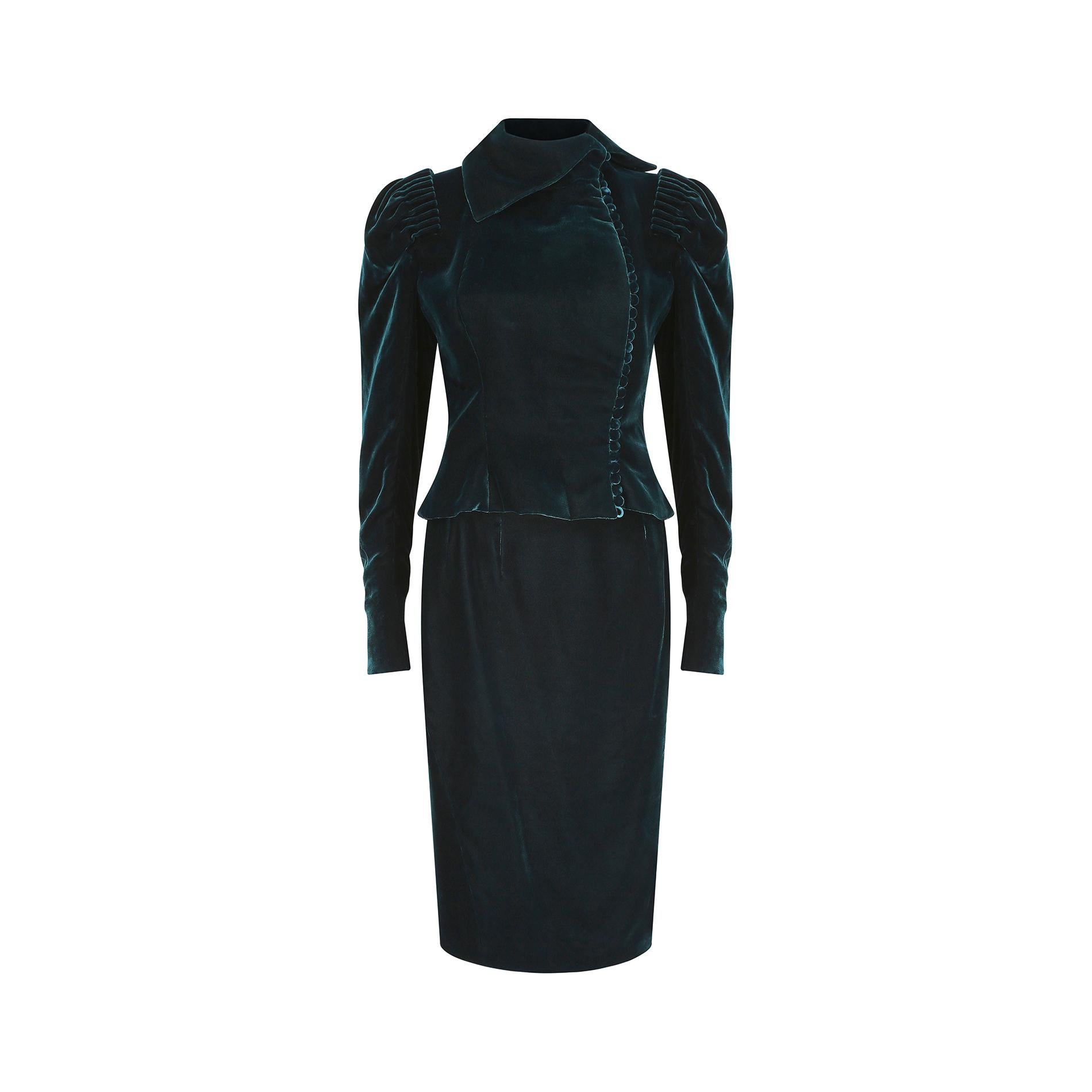 Dies ist ein außergewöhnlicher Cocktailanzug aus grünem Samt von Julien Macdonald für die Herbst/Winter-Haute-Couture-Präsentation 2003 von Givenchy und ist Look Nummer 2. Die Jacke hat ungewöhnlich geraffte Puff-Schultern und spitz zulaufende Ärmel