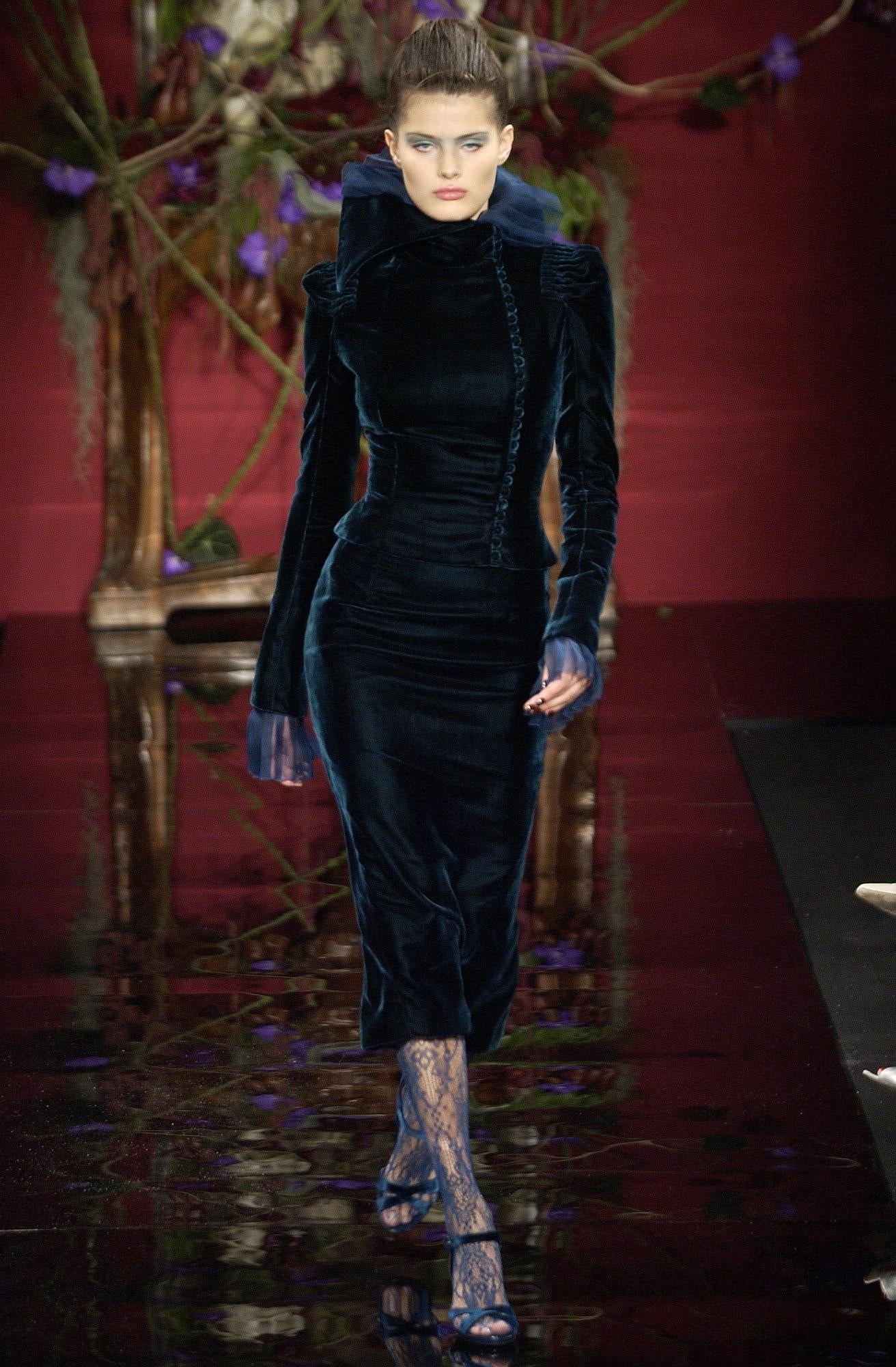 2003 Givenchy Herbst Haute Couture Anzug aus grünem Samt in Grün im Angebot 1