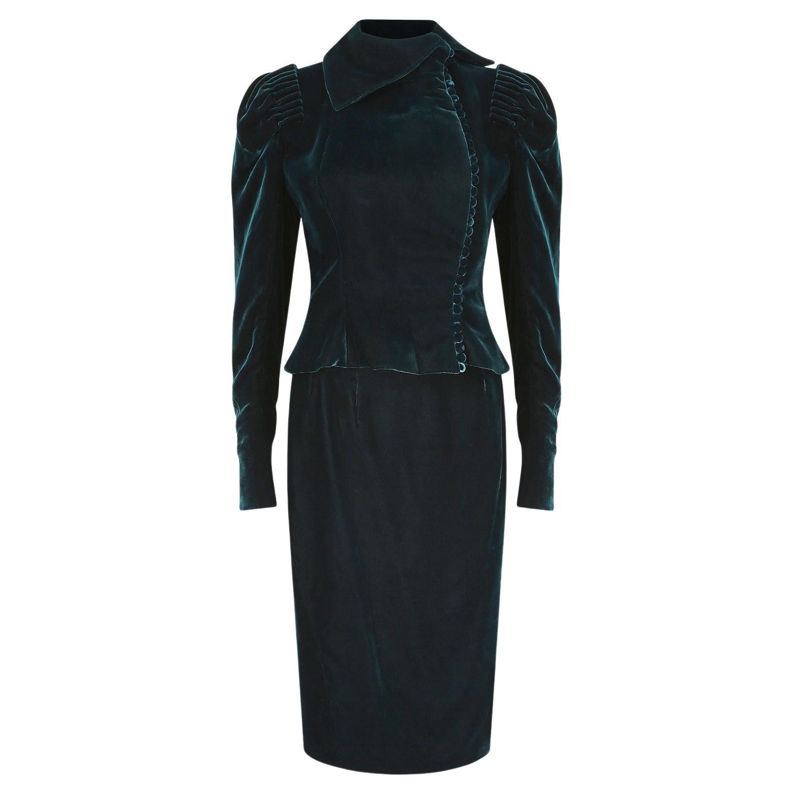 2003 Givenchy Herbst Haute Couture Anzug aus grünem Samt in Grün im Angebot
