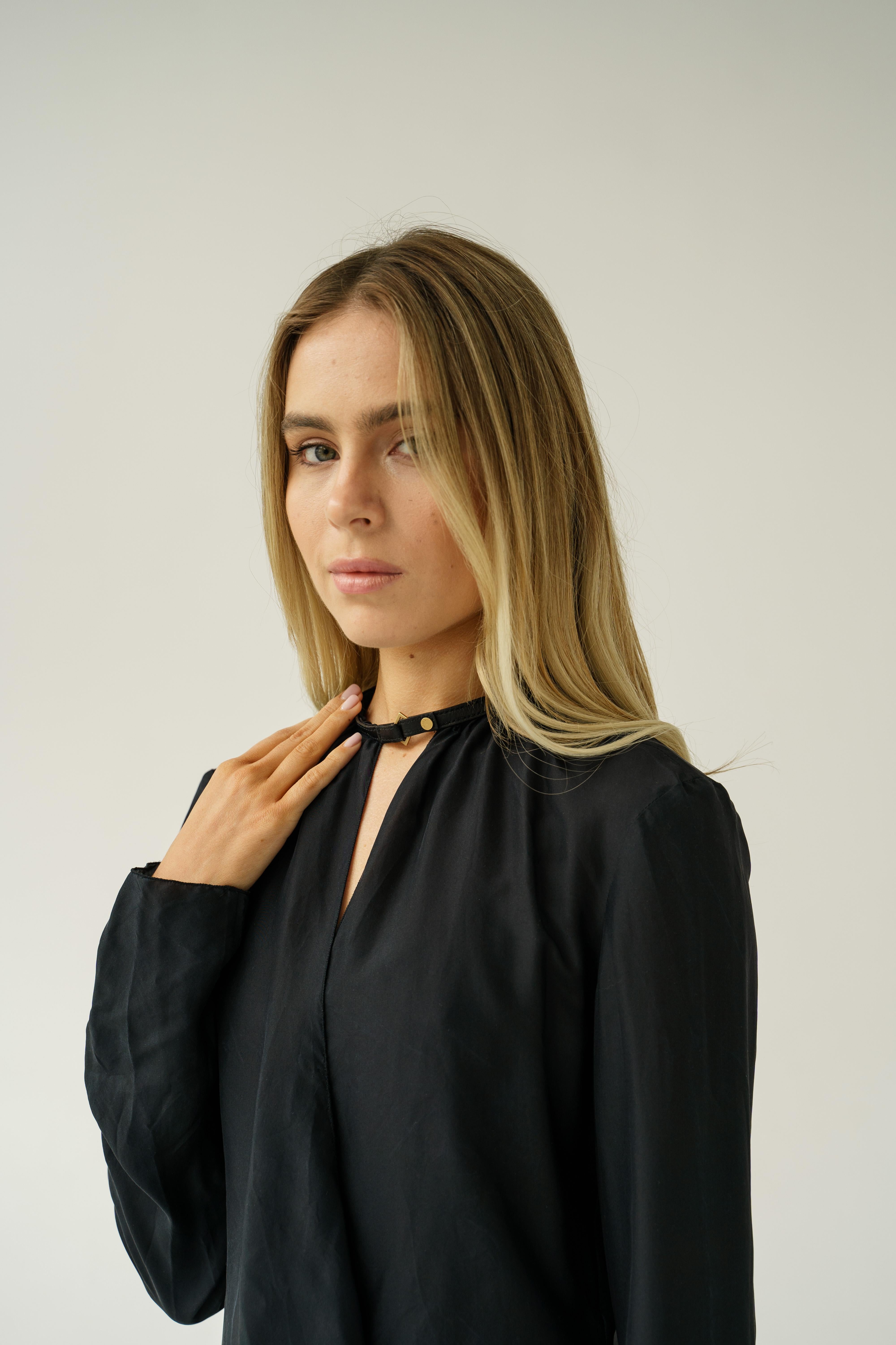 2003 Gucci by Tom Ford Black Silk Shirt / Blouse With a neck strap in vendita 1