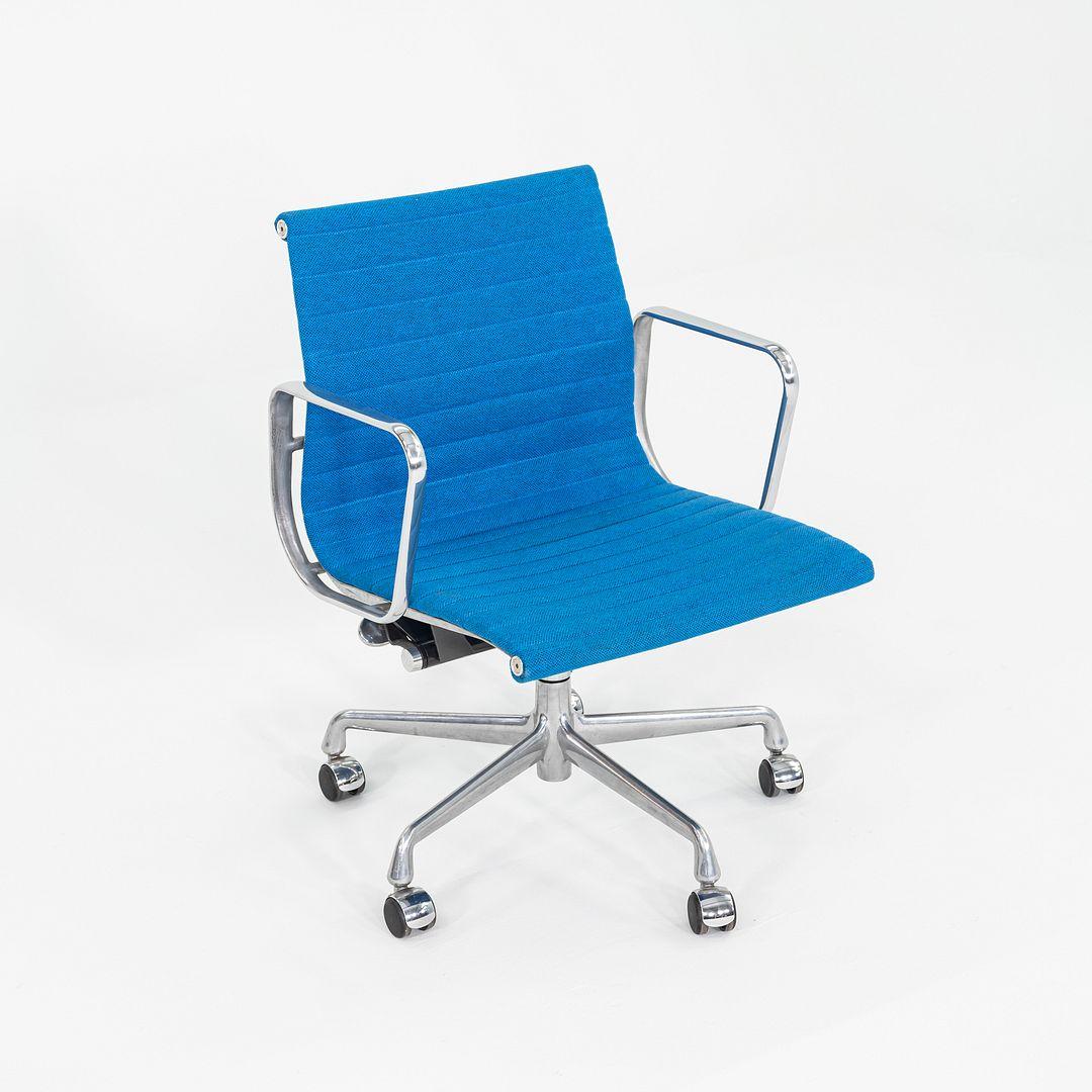 2003 Herman Miller Eames Alluminio Gruppo Gestione Sedie da Scrivania in Tessuto Blu in vendita 4