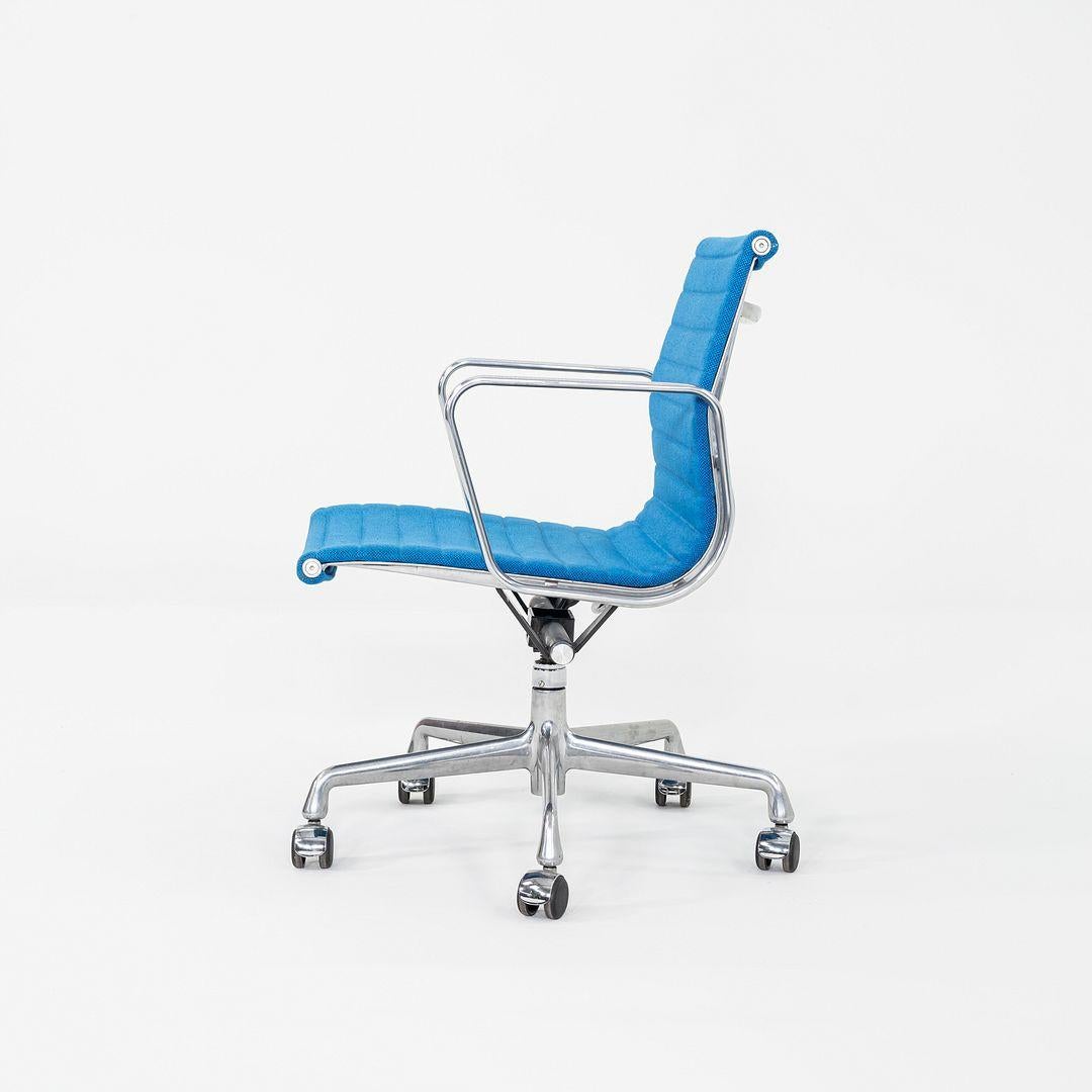 2003 Herman Miller Eames Alluminio Gruppo Gestione Sedie da Scrivania in Tessuto Blu in vendita 5