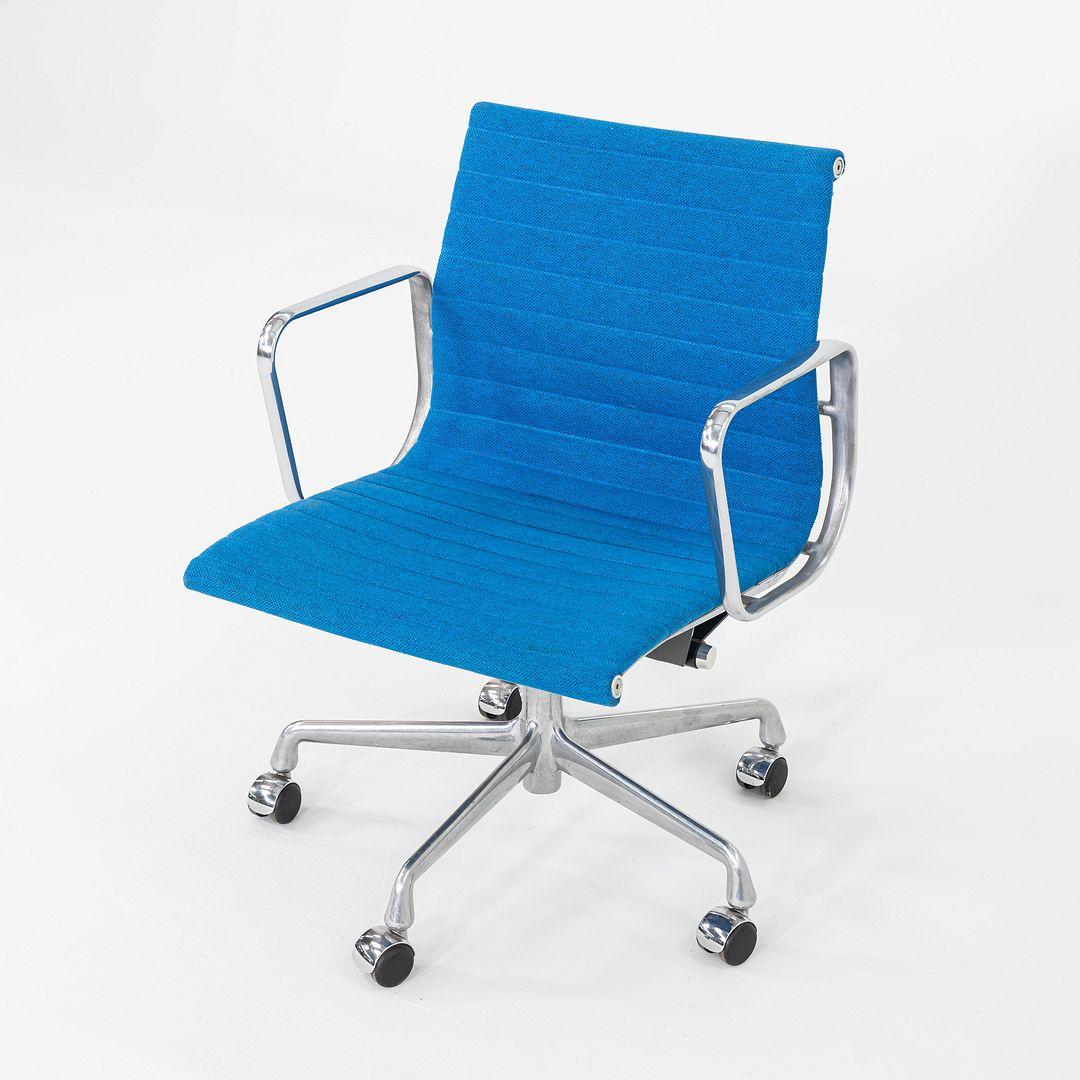 2003 Herman Miller Eames Alluminio Gruppo Gestione Sedie da Scrivania in Tessuto Blu in vendita 6