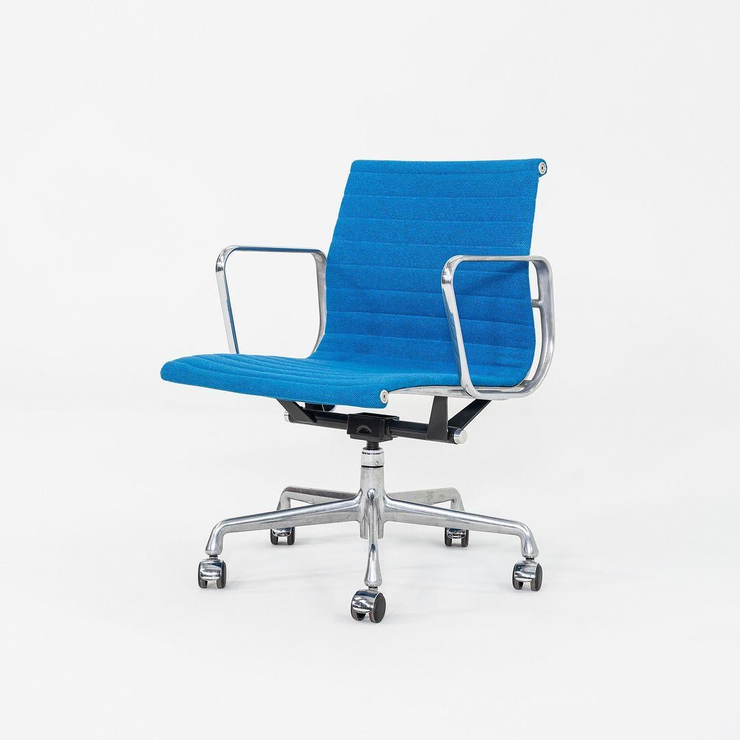 Si tratta delle Eames Aluminum Group Management Chairs, originariamente progettate da Ray e Charles Eames per Herman Miller nel 1958. Questi esemplari in particolare sono stati prodotti nel 2003. Il design è caratterizzato da una base a 5 razze in