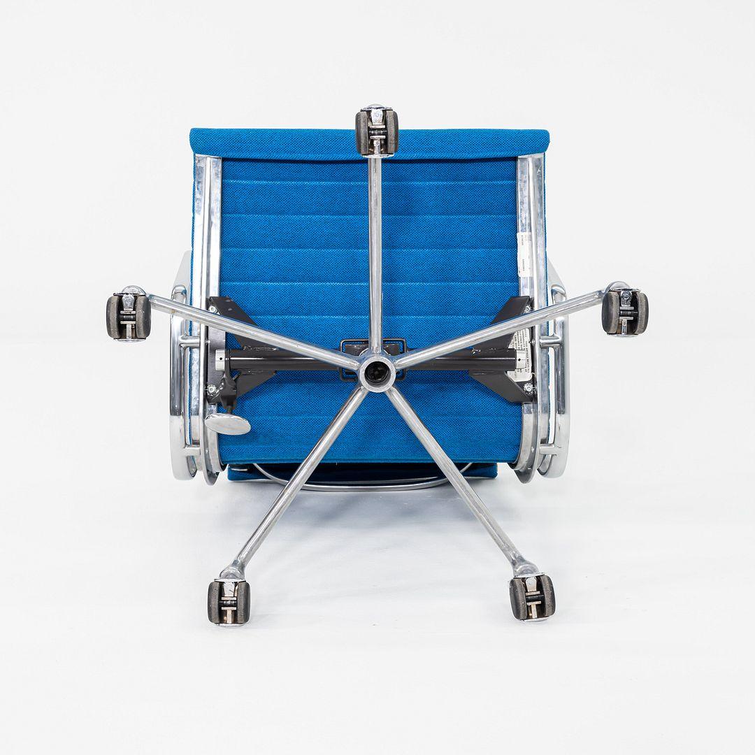 Moderno 2003 Herman Miller Eames Alluminio Gruppo Gestione Sedie da Scrivania in Tessuto Blu in vendita